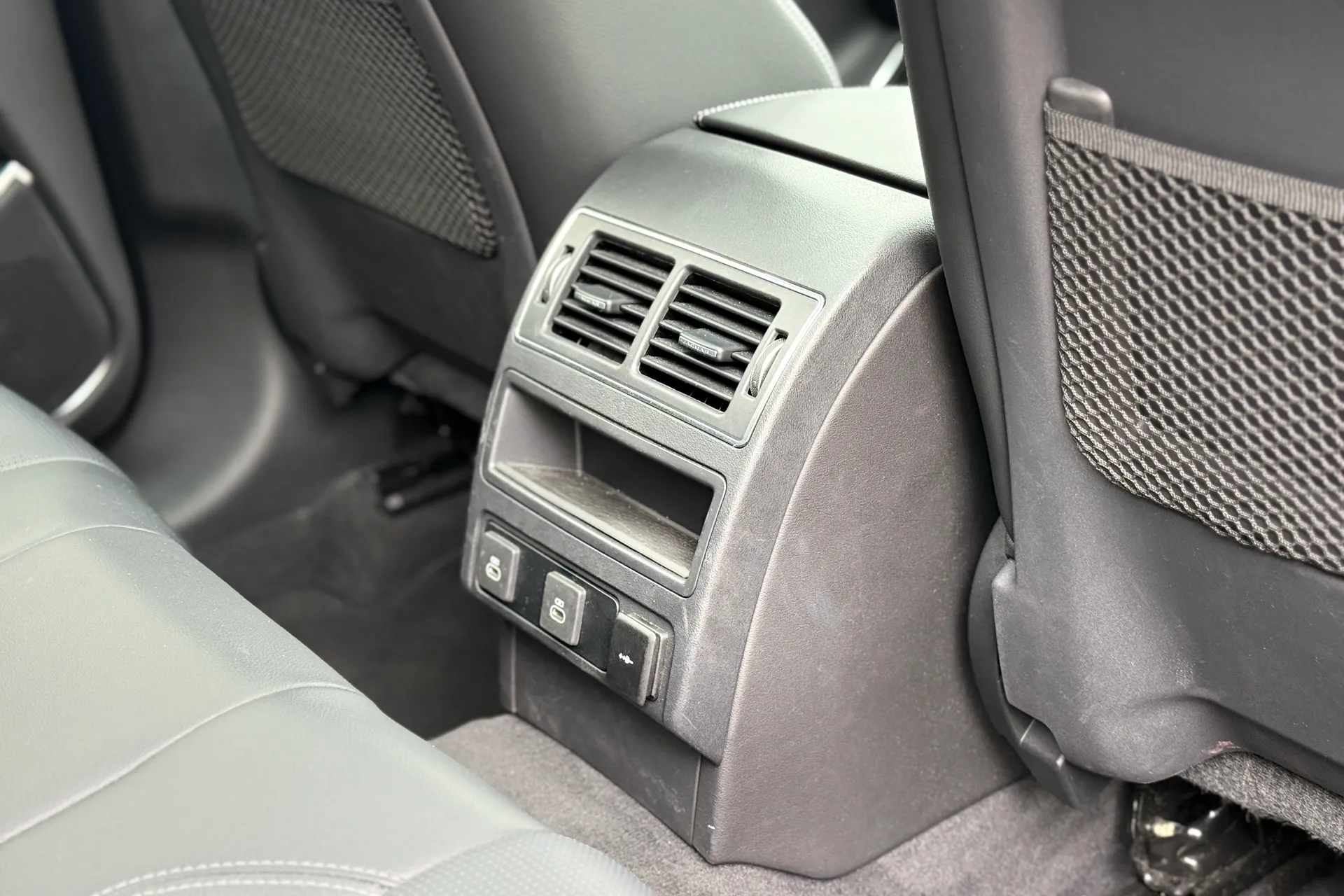 Jaguar F-PACE thumbnail image number 39