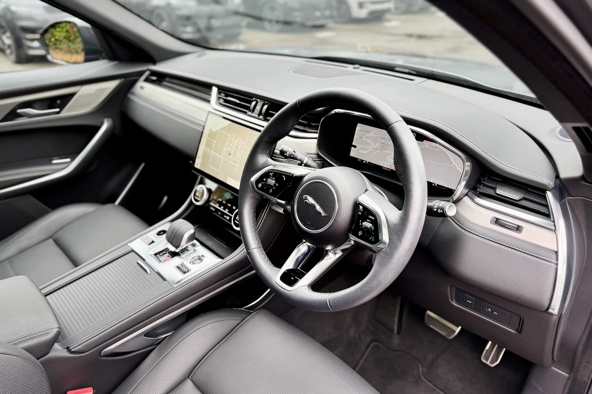 Jaguar F-PACE thumbnail image number 44