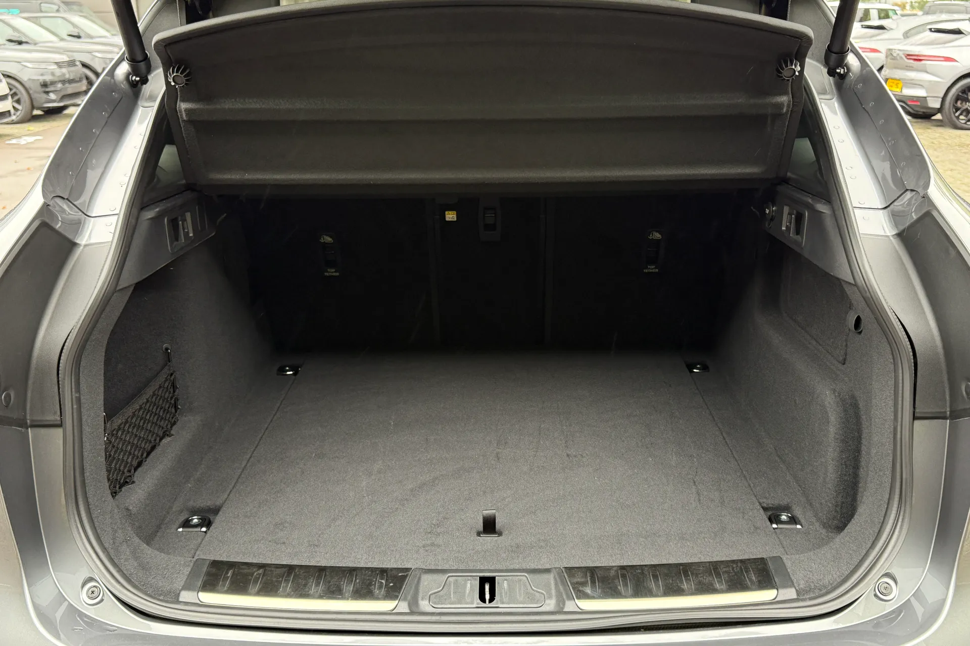 Jaguar F-PACE thumbnail image number 32