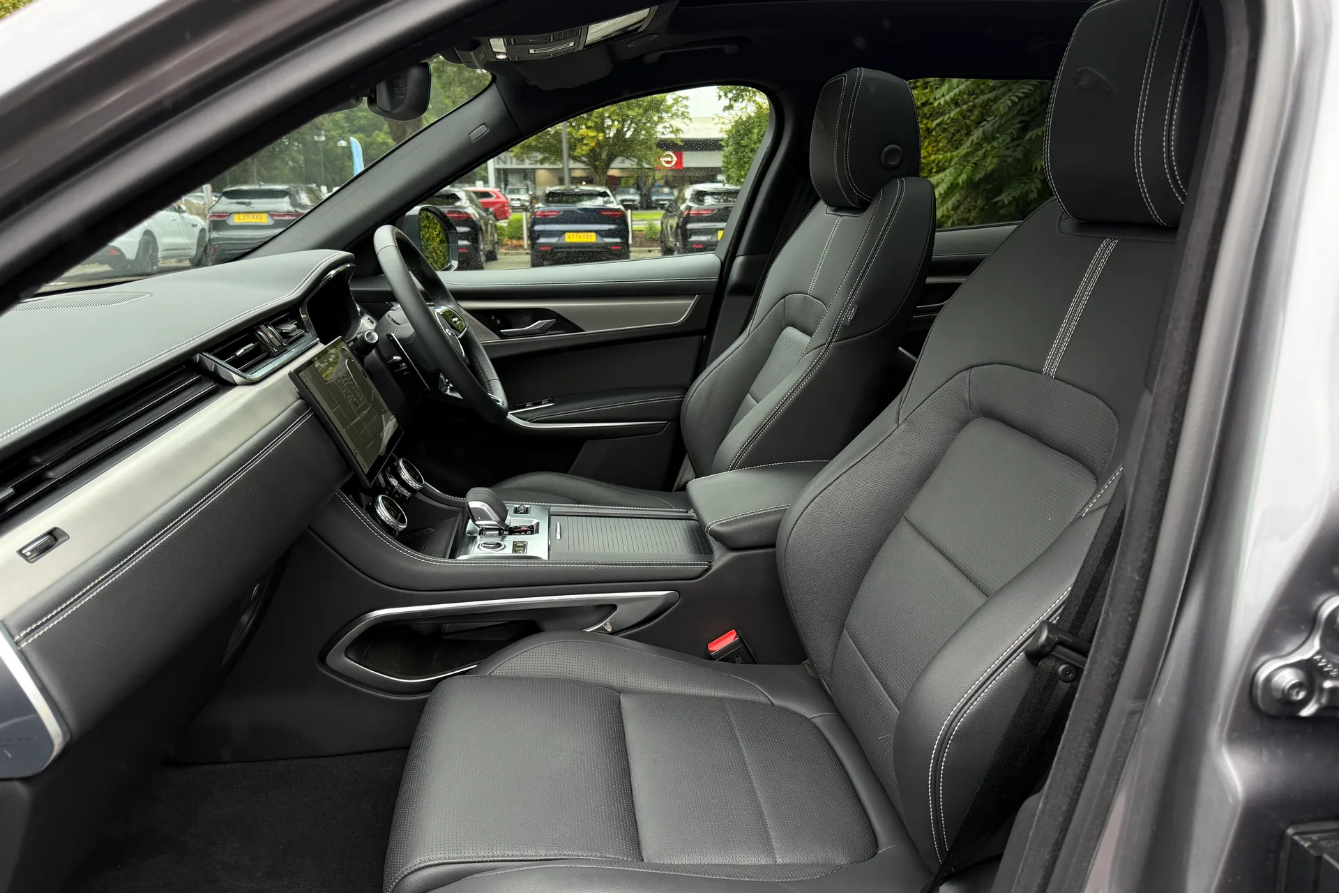 Jaguar F-PACE thumbnail image number 49