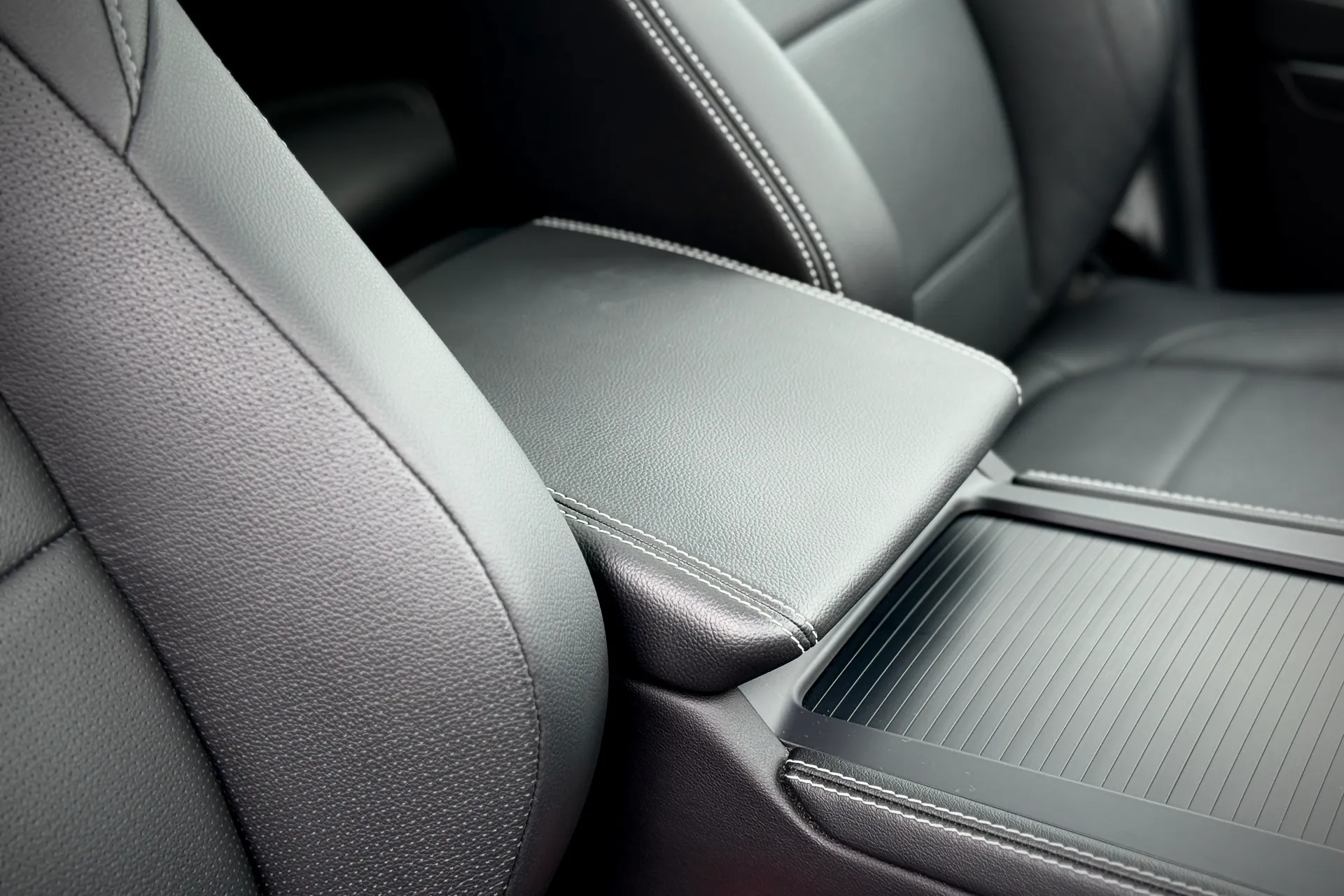 Jaguar F-PACE thumbnail image number 45