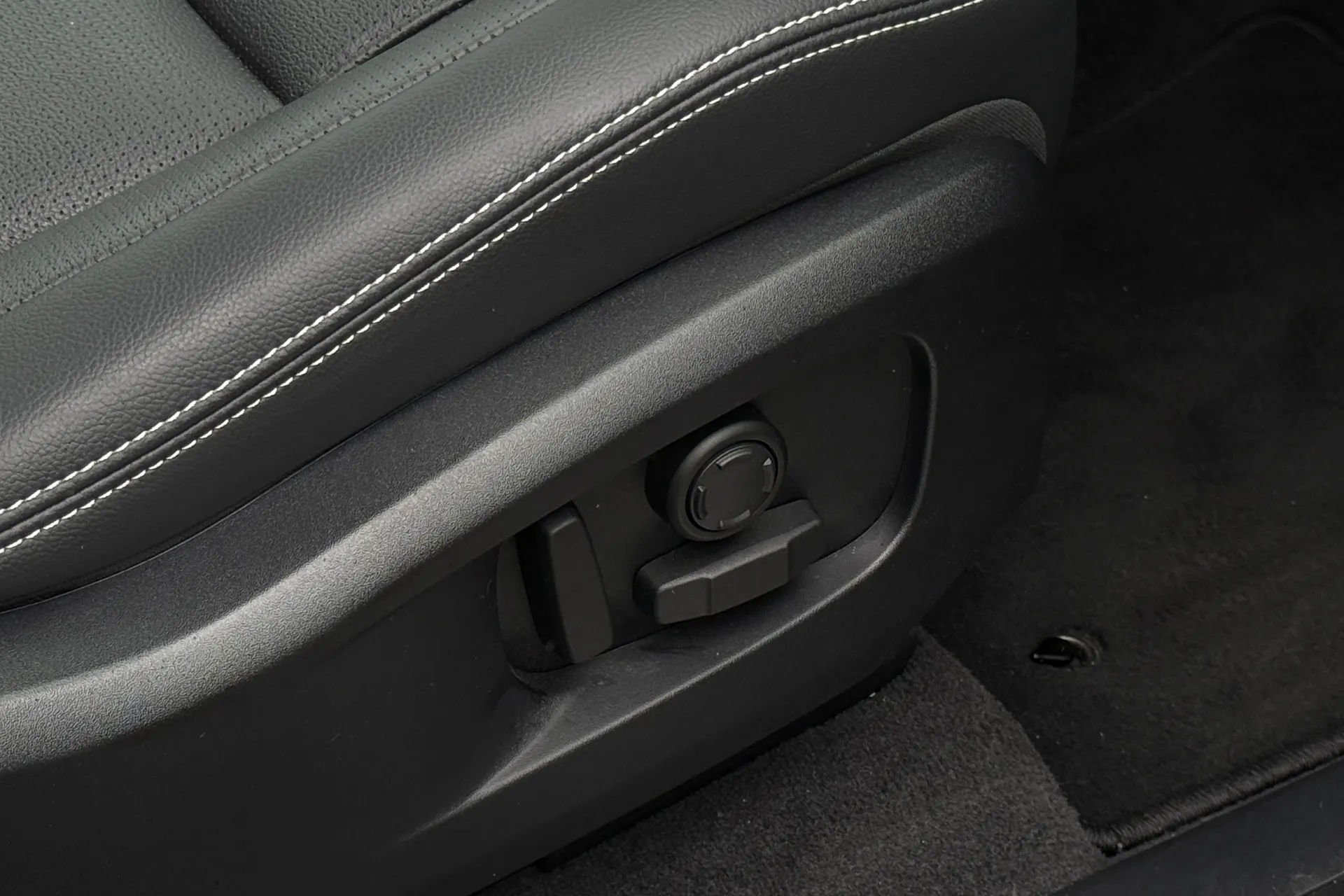 Jaguar F-PACE thumbnail image number 42