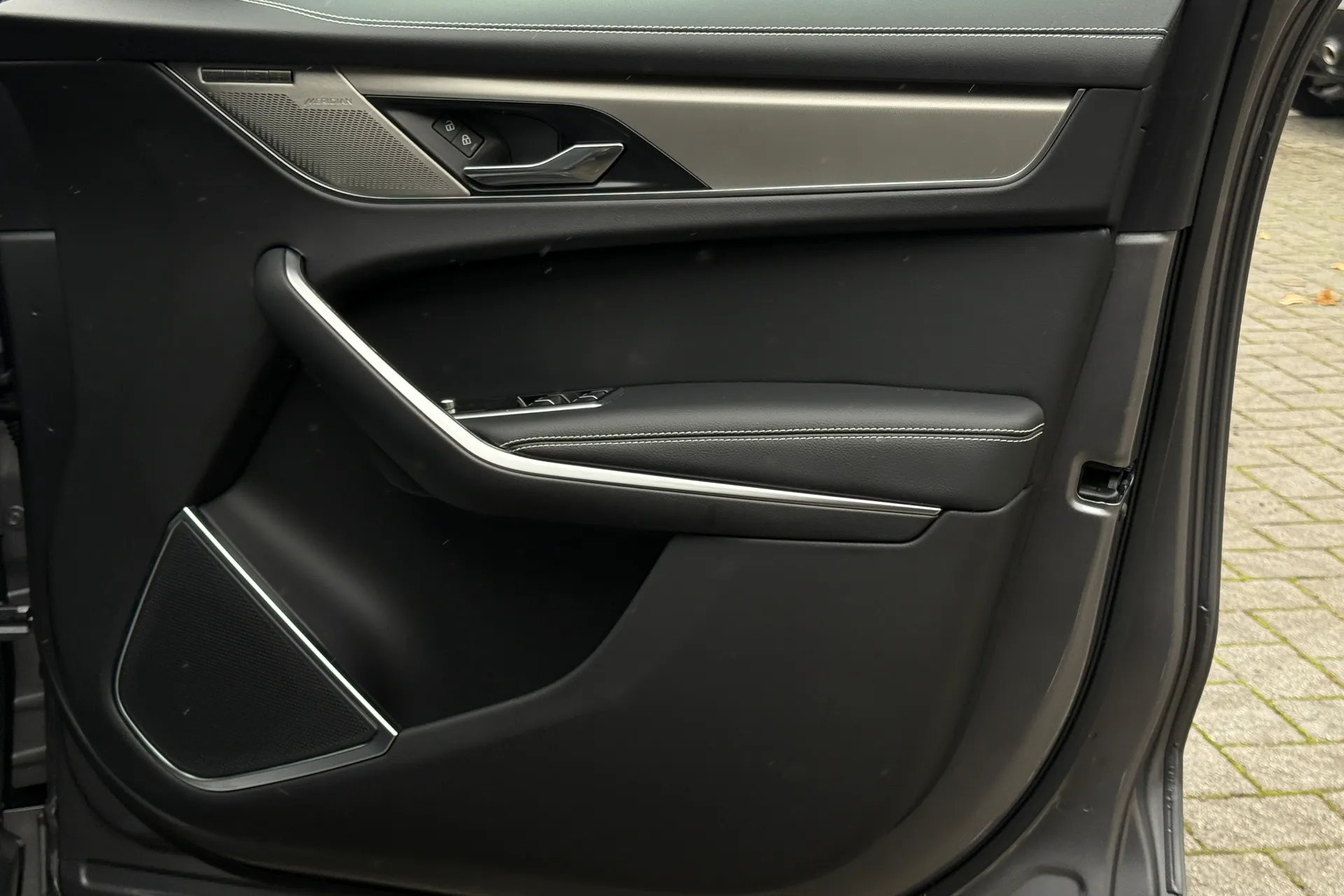 Jaguar F-PACE thumbnail image number 60