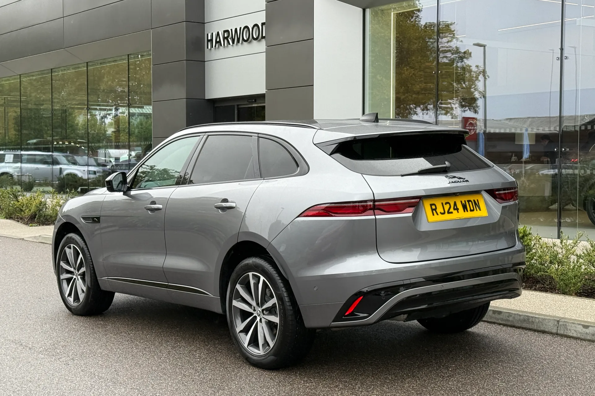 Jaguar F-PACE thumbnail image number 17