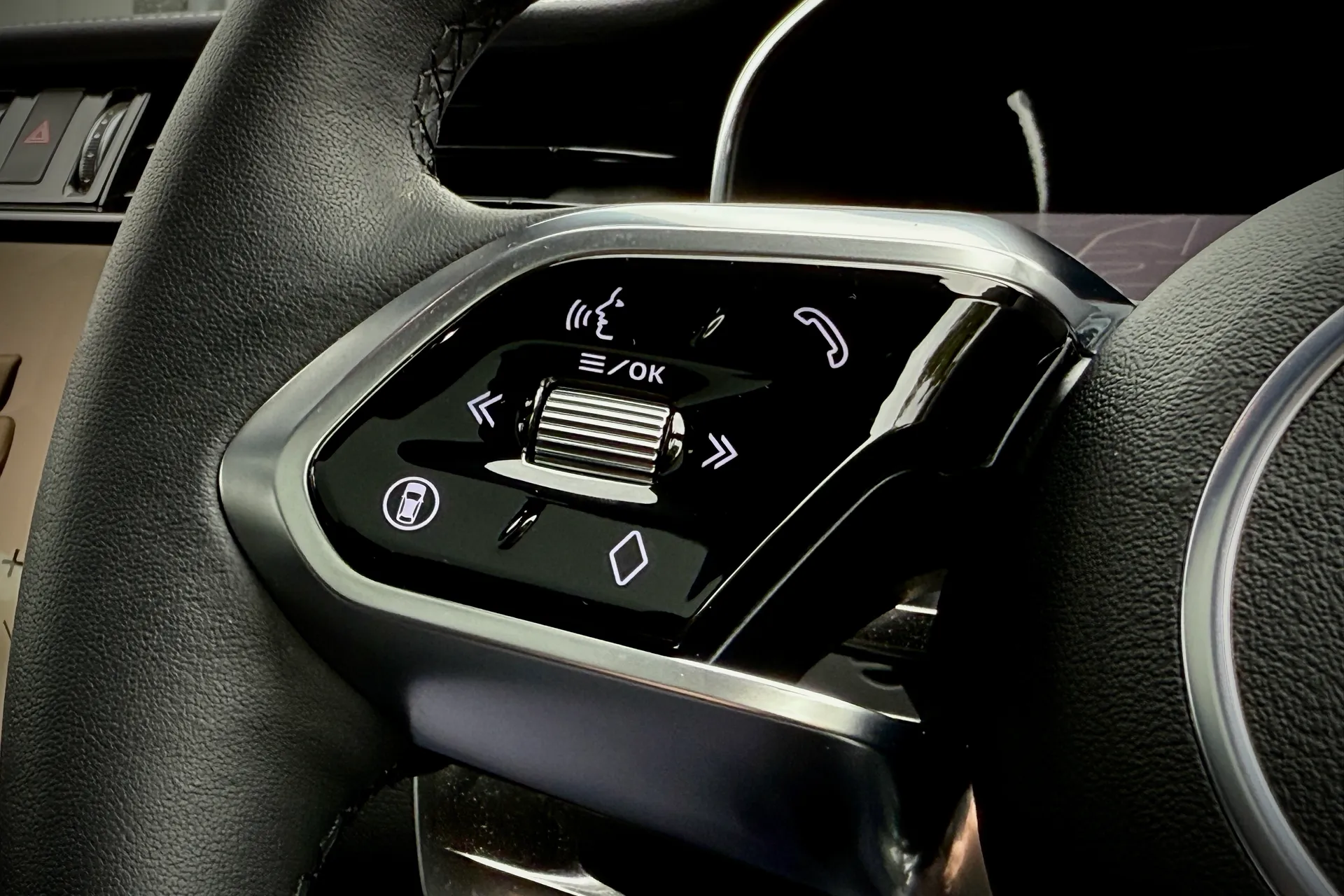 Jaguar F-PACE thumbnail image number 56