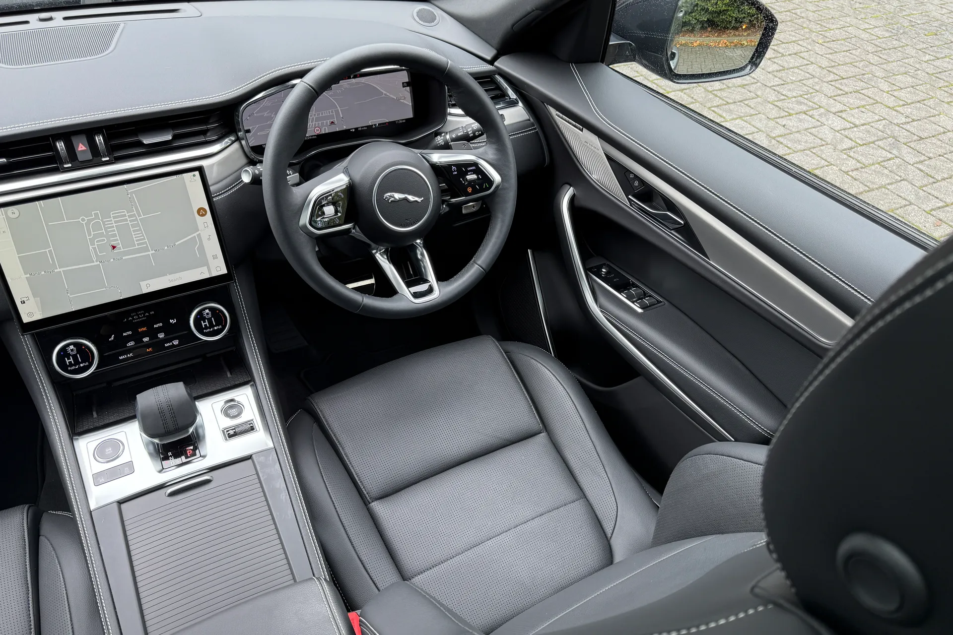 Jaguar F-PACE thumbnail image number 30