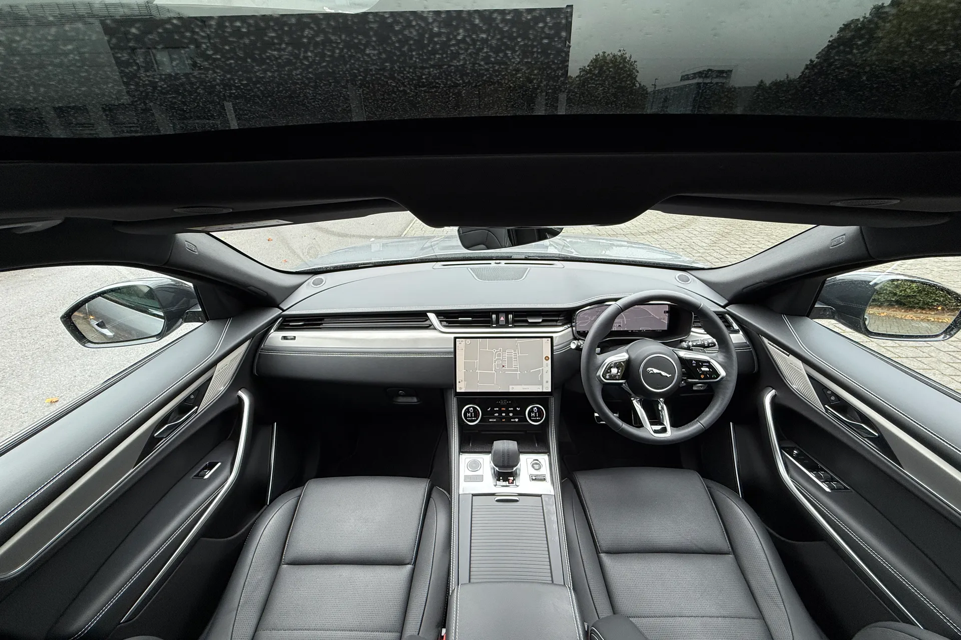 Jaguar F-PACE thumbnail image number 3