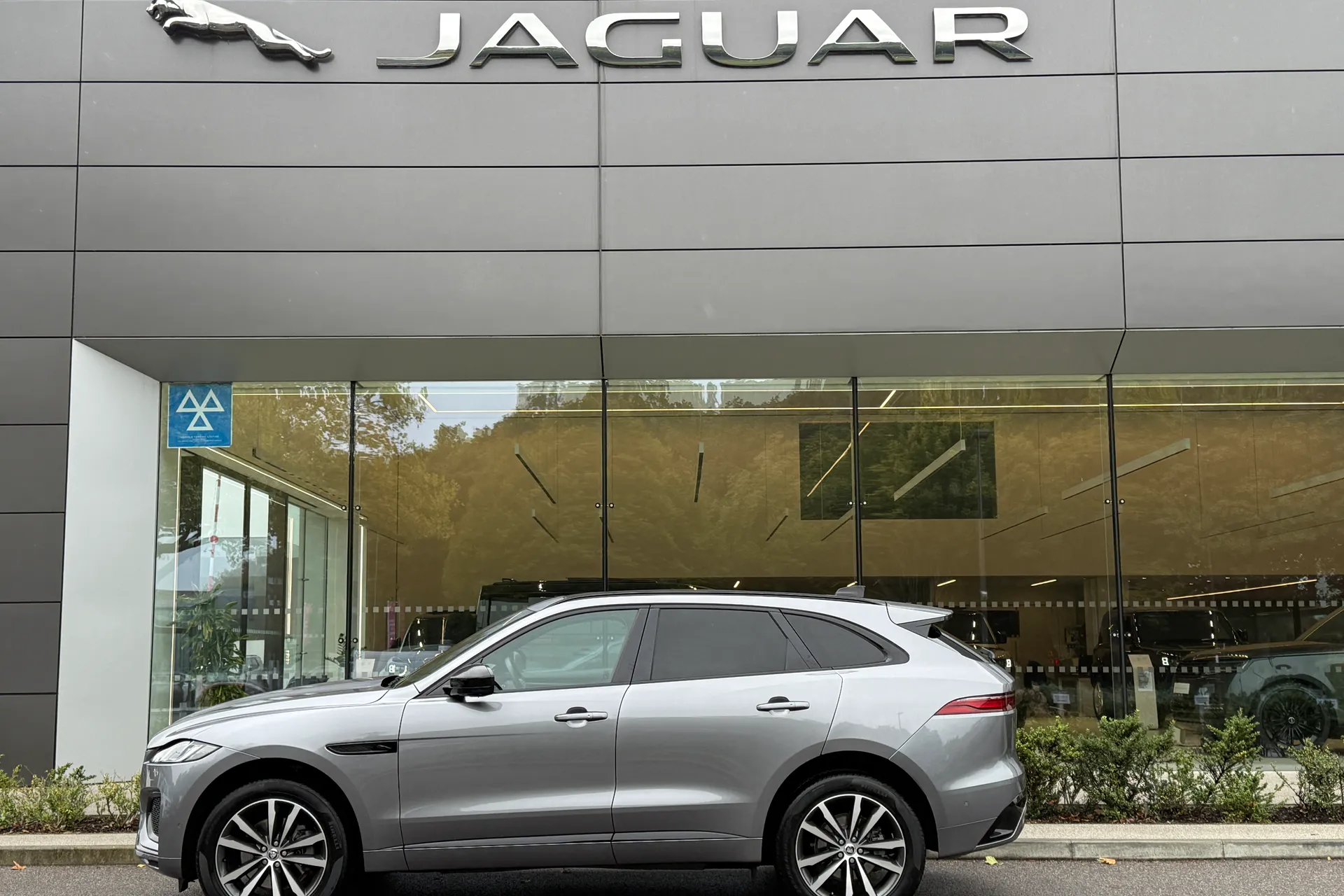 Jaguar F-PACE thumbnail image number 8