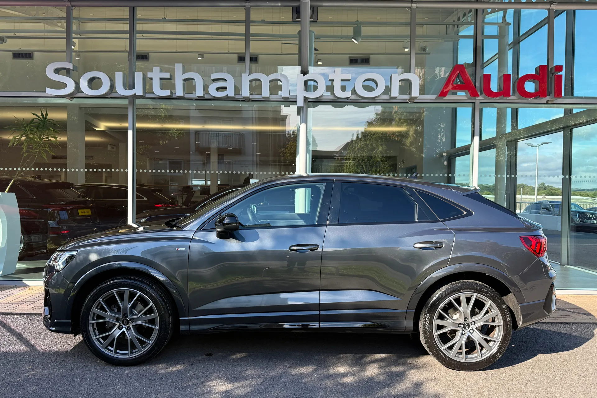 Audi Q3 thumbnail image number 45