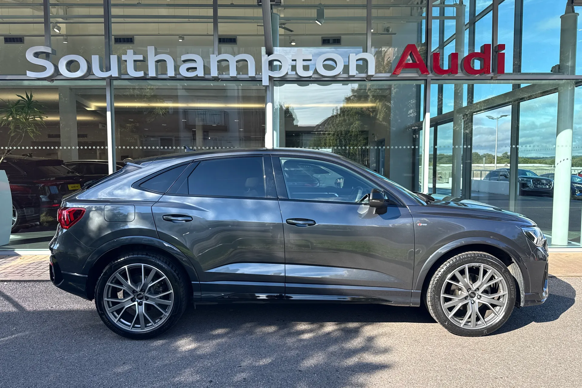 Audi Q3 thumbnail image number 2