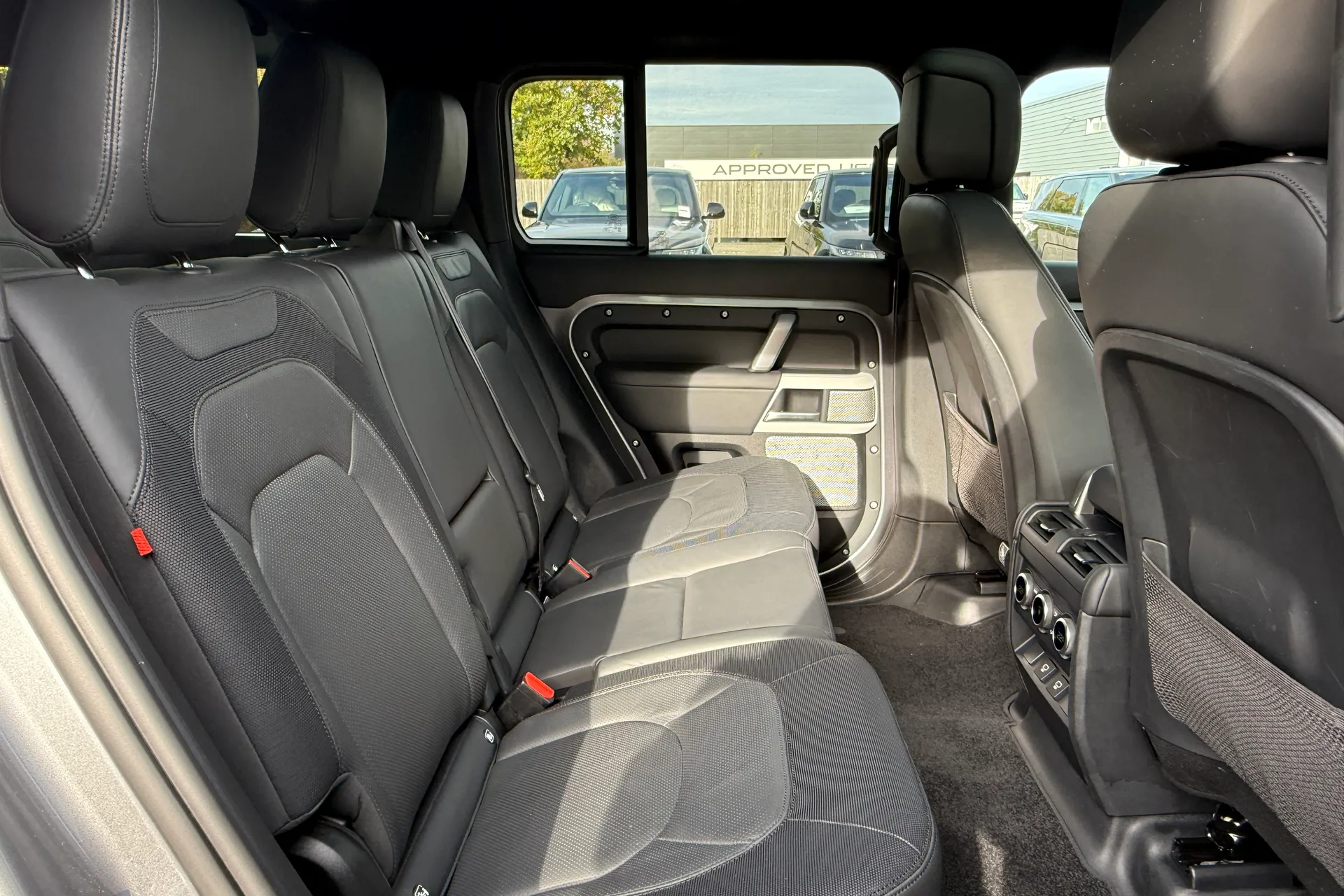 LAND ROVER DEFENDER thumbnail image number 32