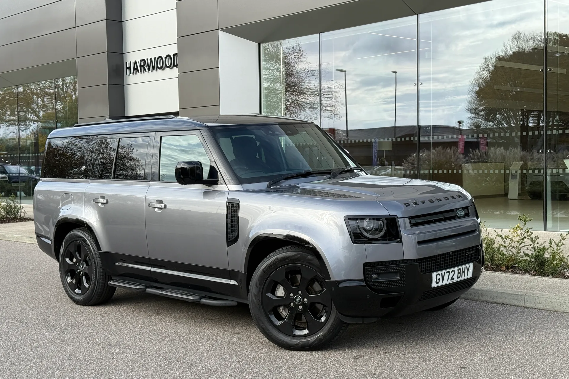 LAND ROVER DEFENDER focused image