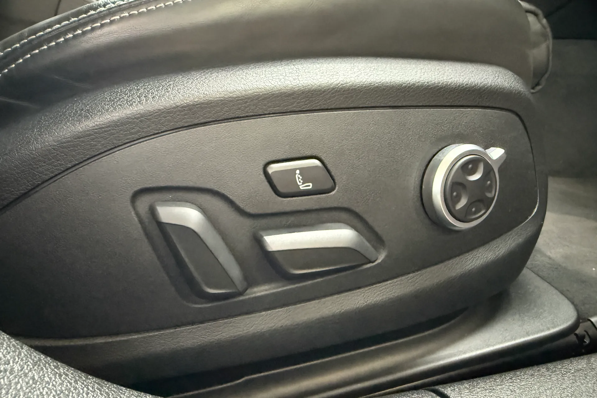 Audi RS4 thumbnail image number 7