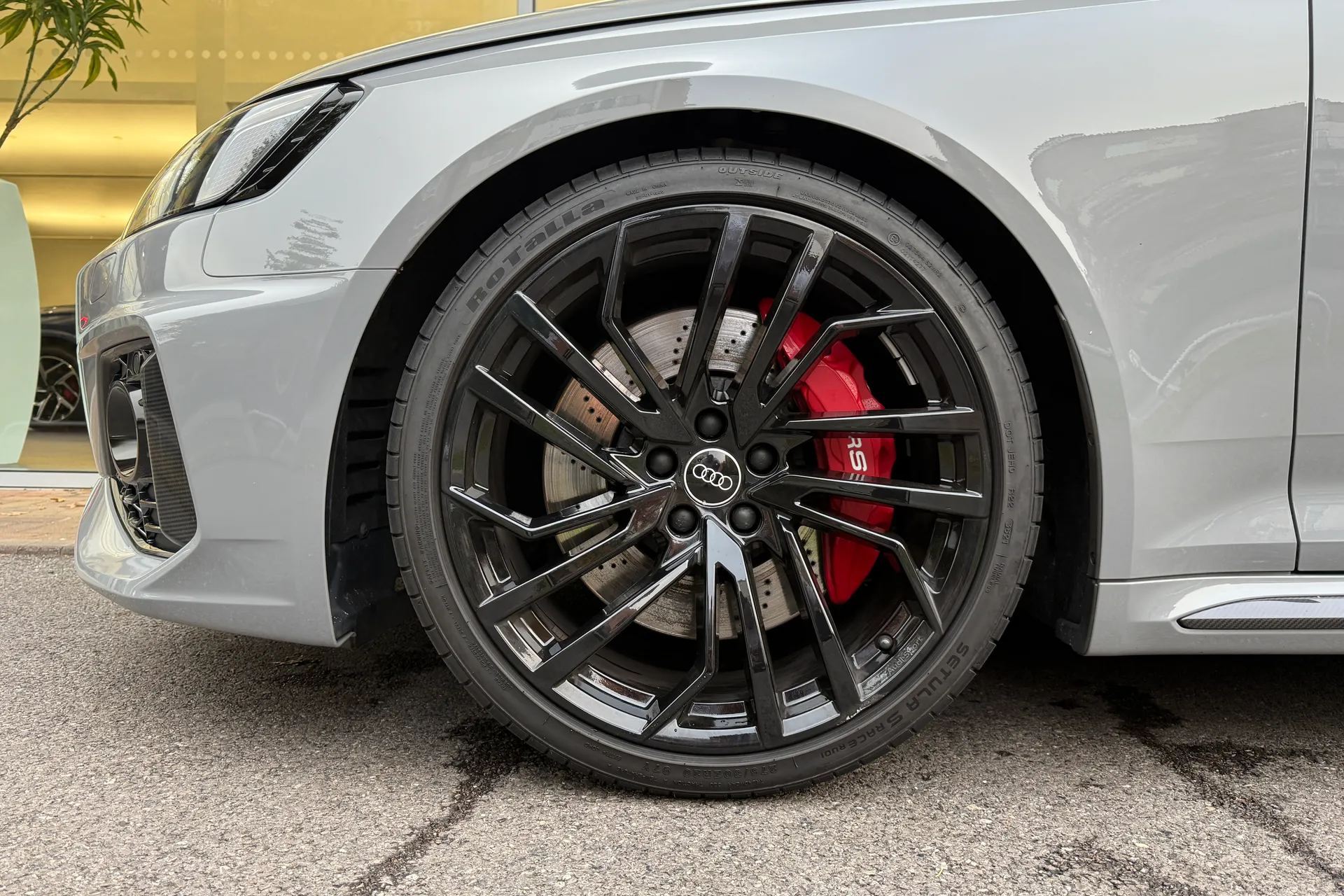 Audi RS4 thumbnail image number 10