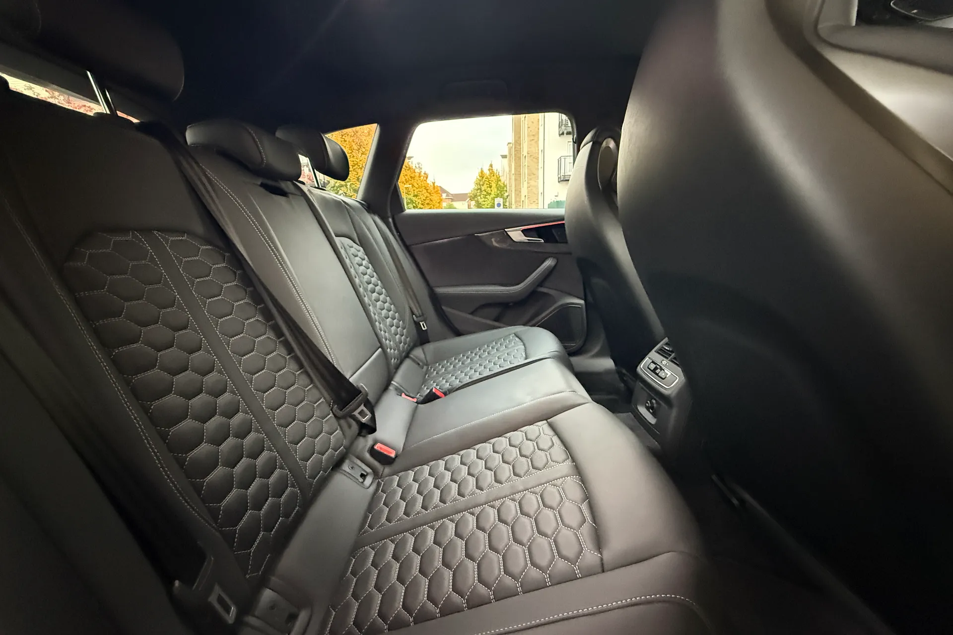 Audi RS4 thumbnail image number 41