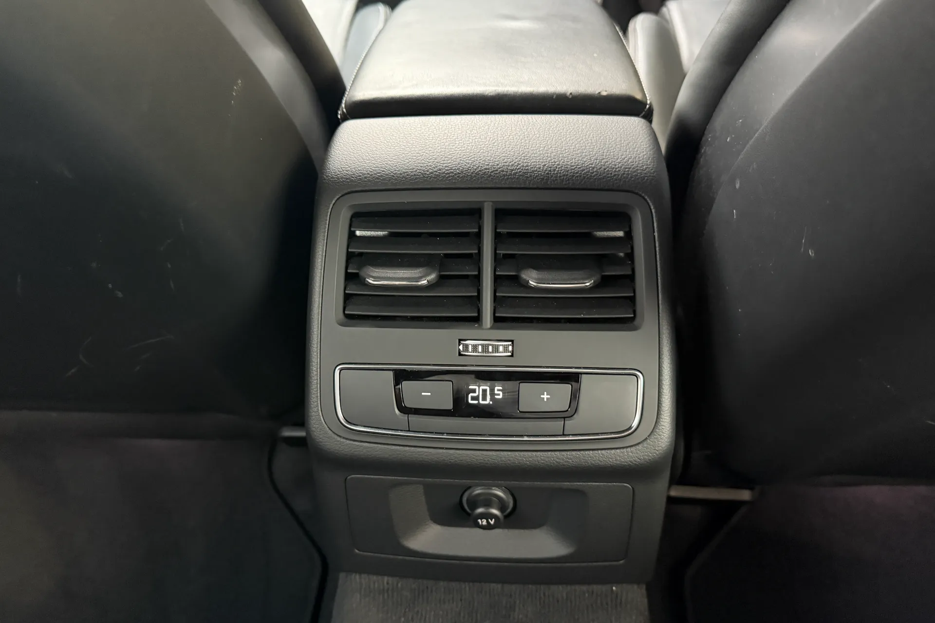 Audi RS4 thumbnail image number 43