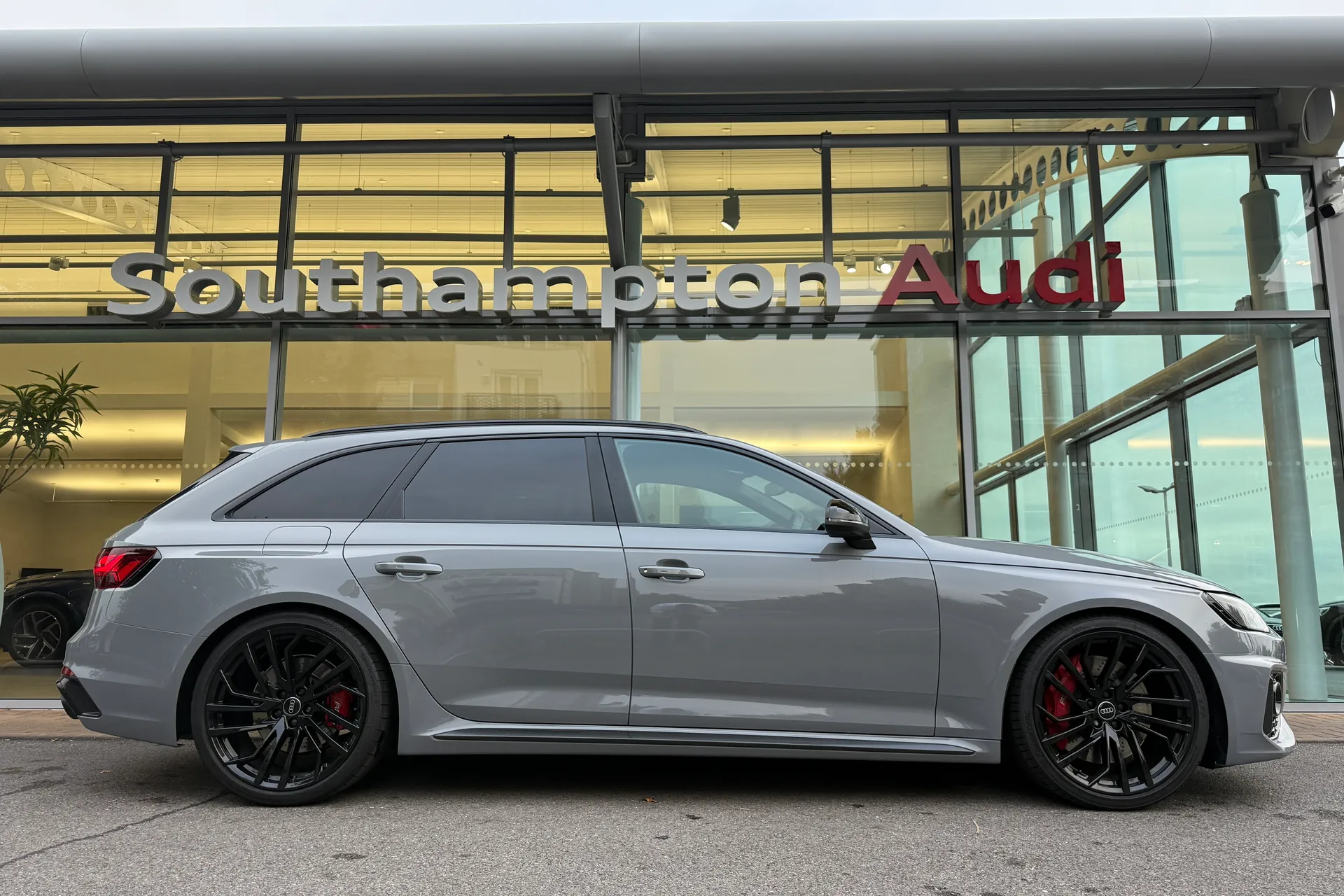 Audi RS4 thumbnail image number 2