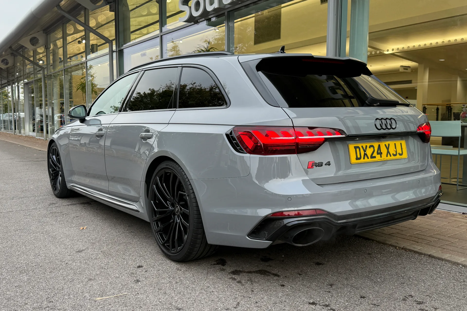 Audi RS4 thumbnail image number 9