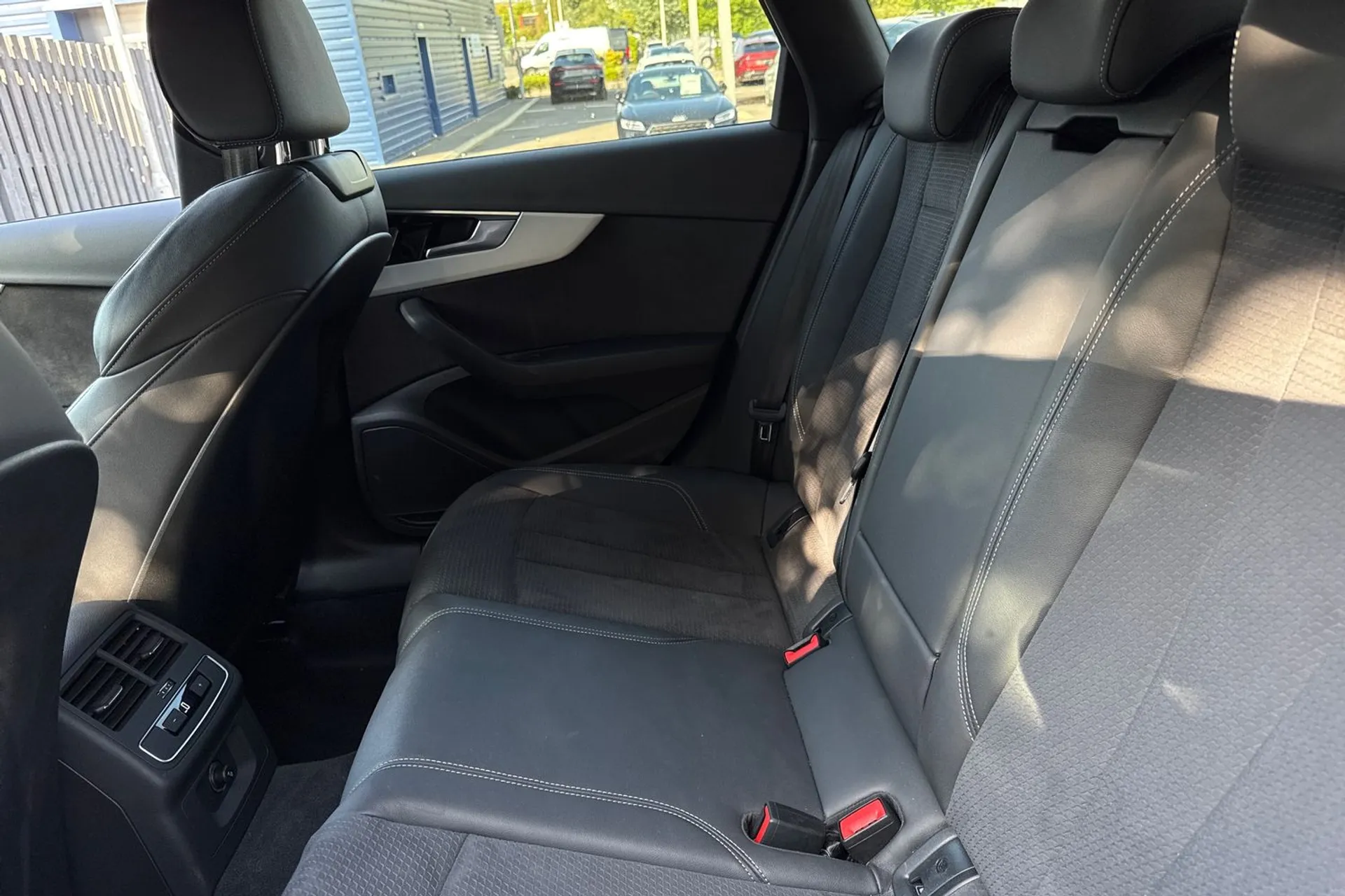 Audi A4 thumbnail image number 30