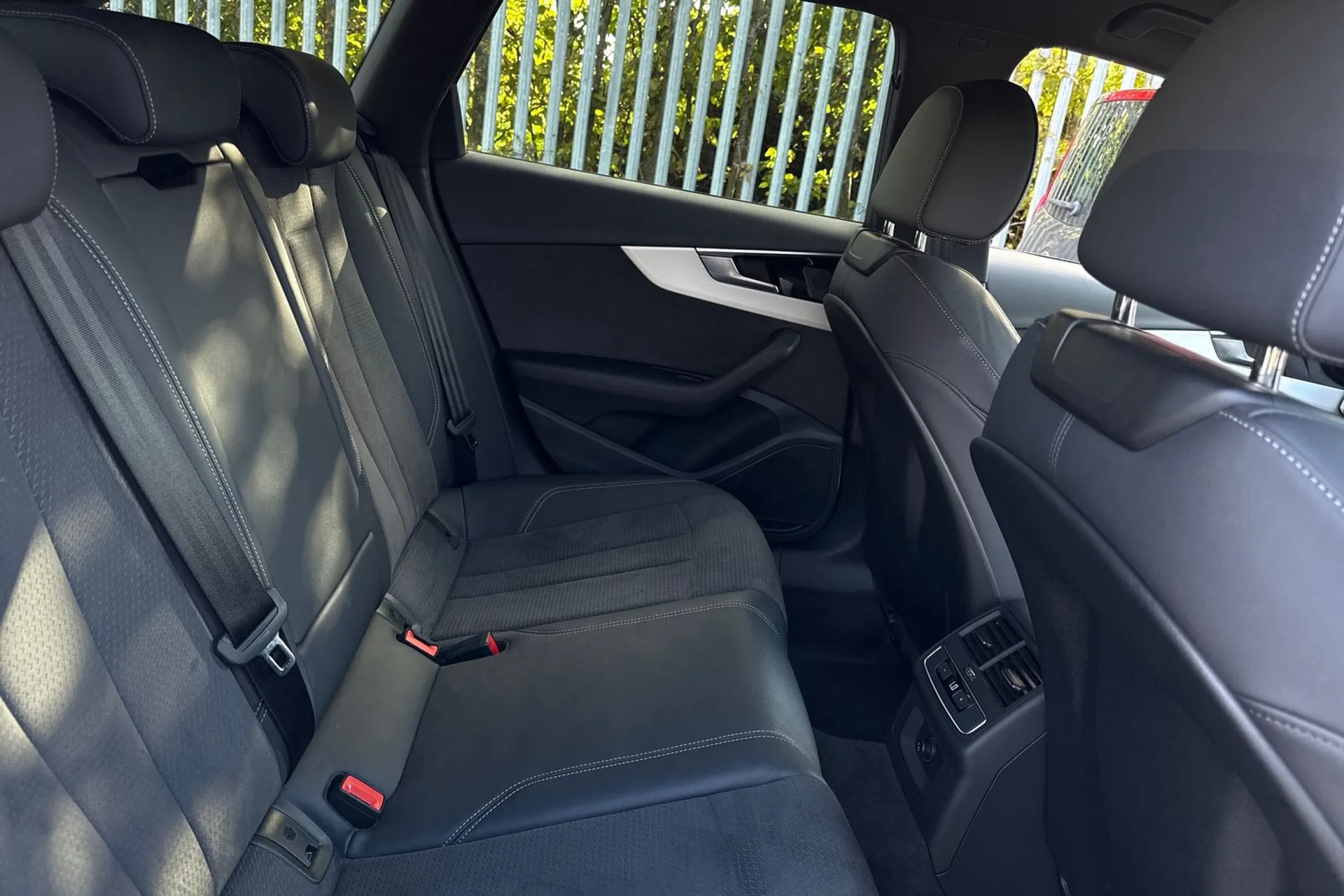 Audi A4 thumbnail image number 22