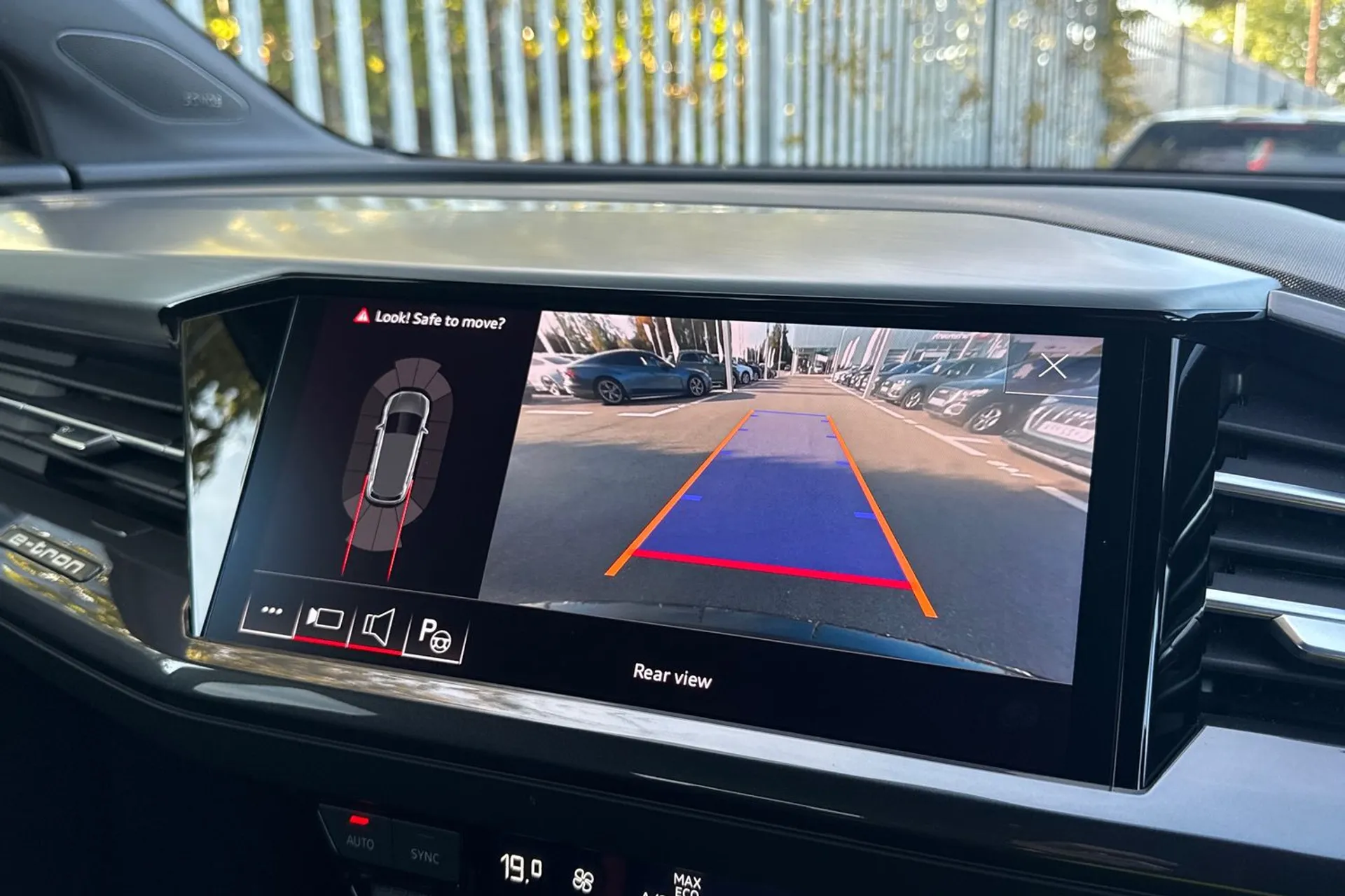 Audi Q4 thumbnail image number 23