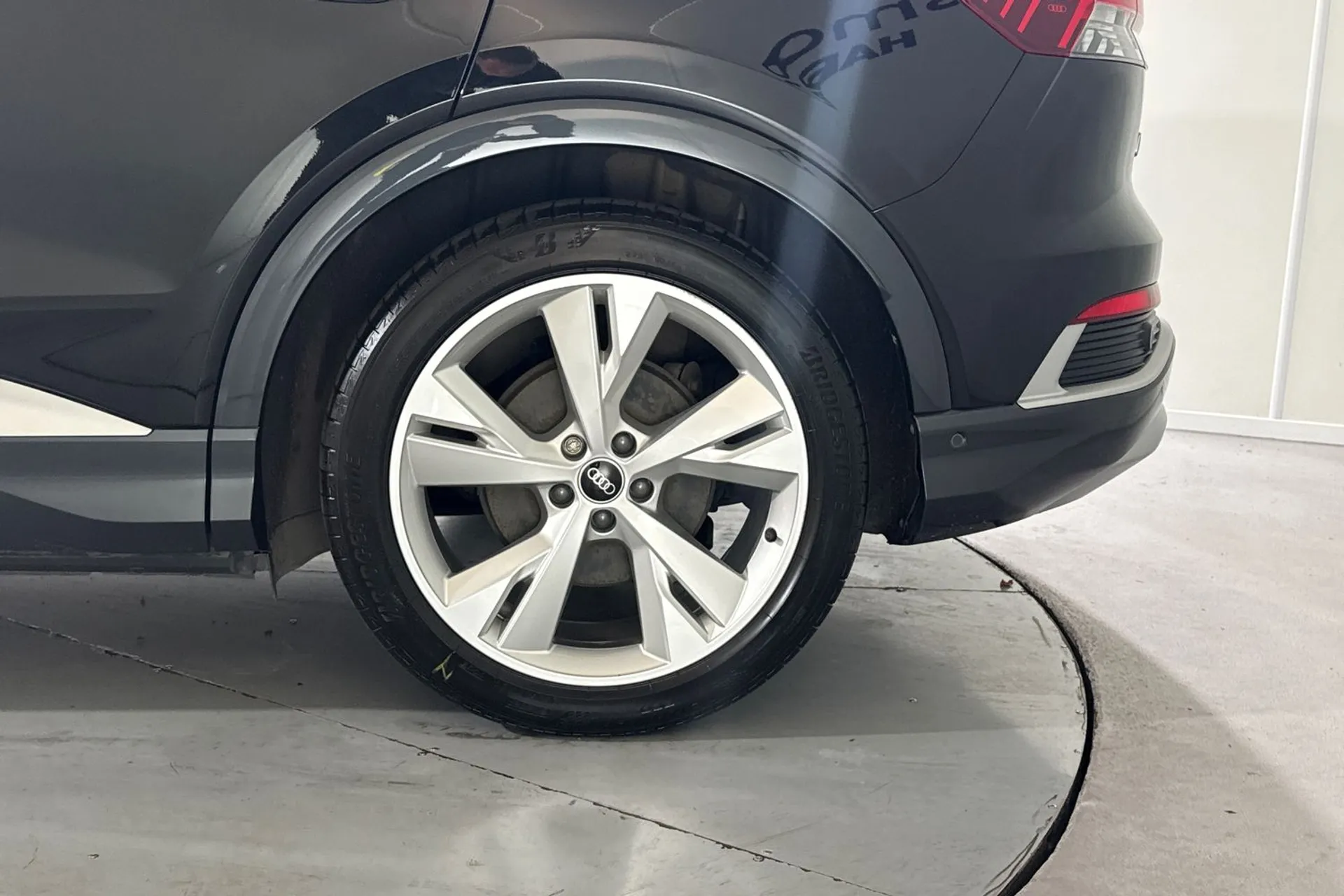 Audi Q4 thumbnail image number 12