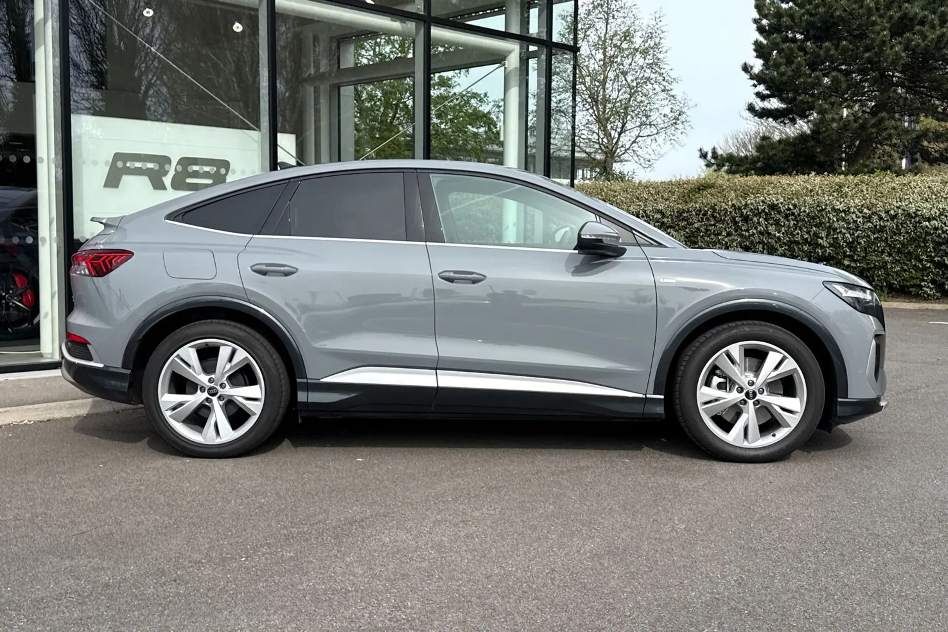 Audi Q4 thumbnail image number 2