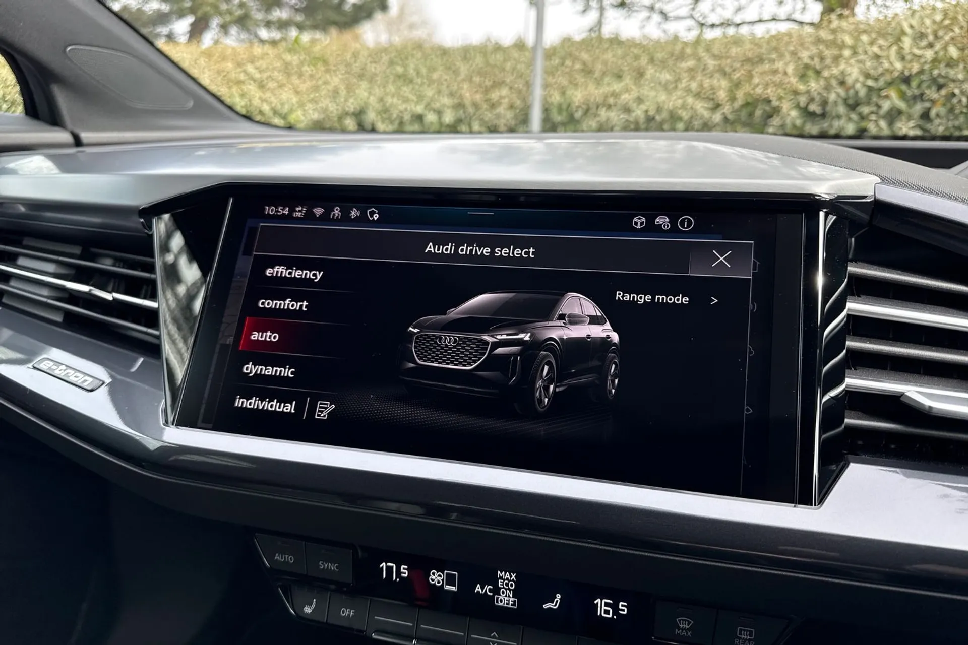 Audi Q4 thumbnail image number 23