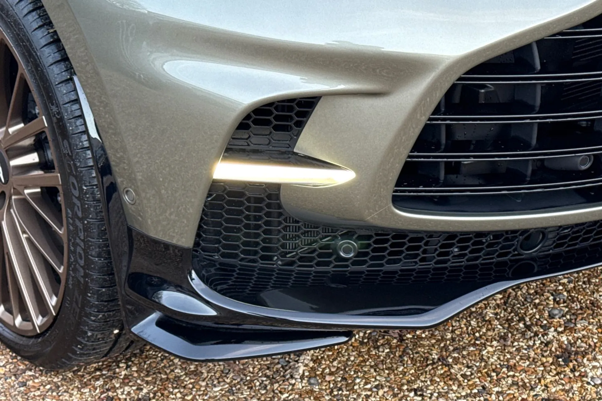 Aston Martin DBX thumbnail image number 33