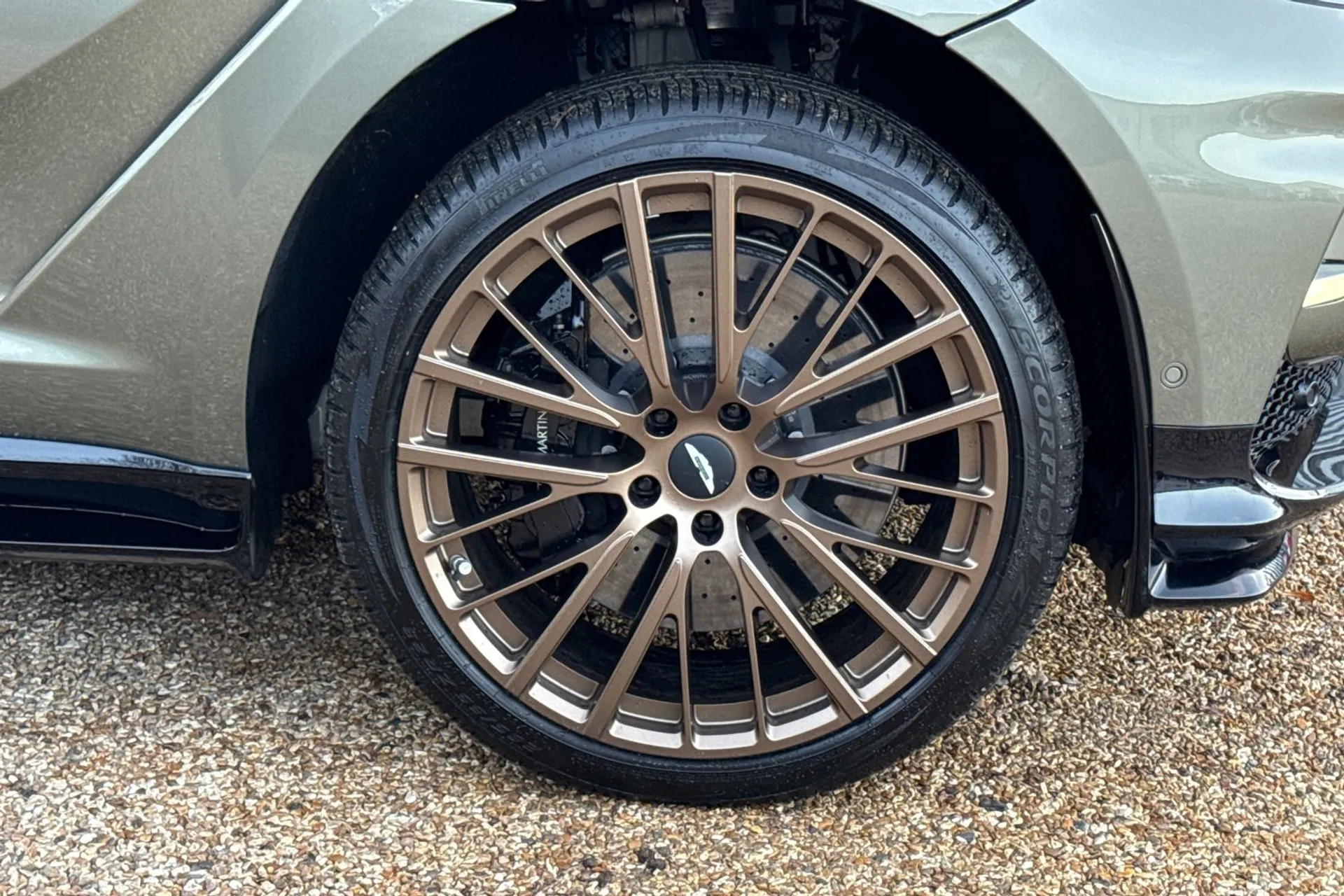 Aston Martin DBX thumbnail image number 14