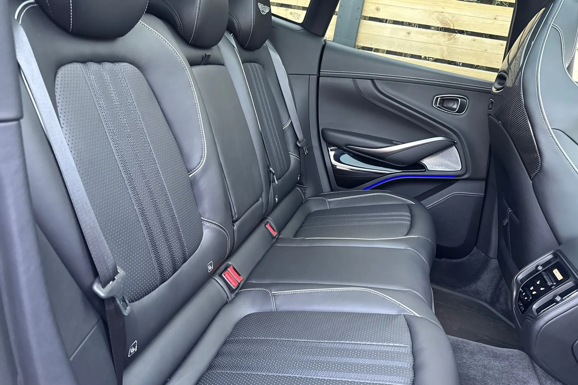 Aston Martin DBX thumbnail image number 24