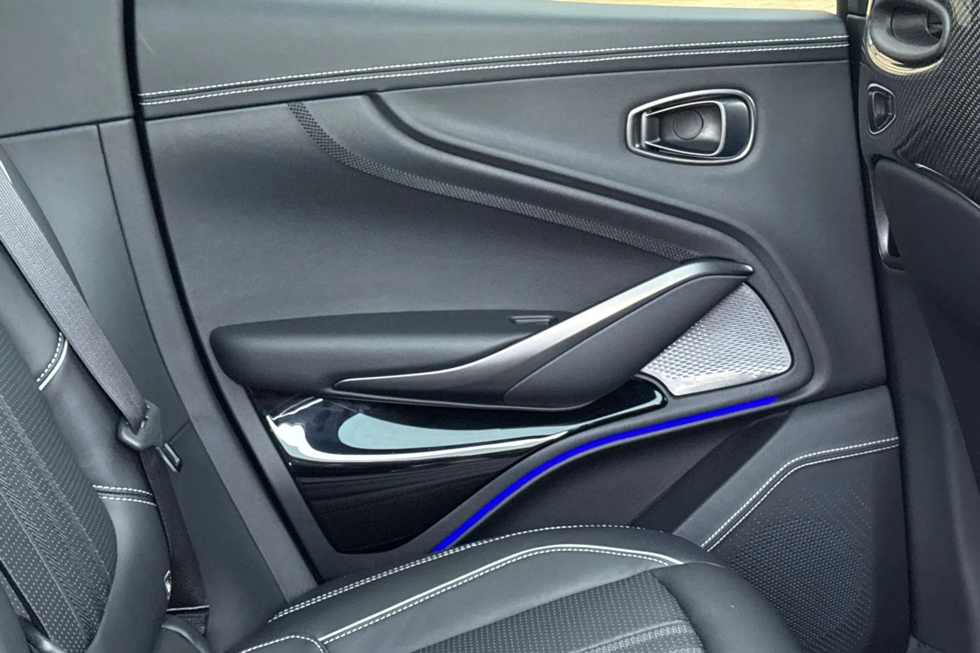 Aston Martin DBX thumbnail image number 50