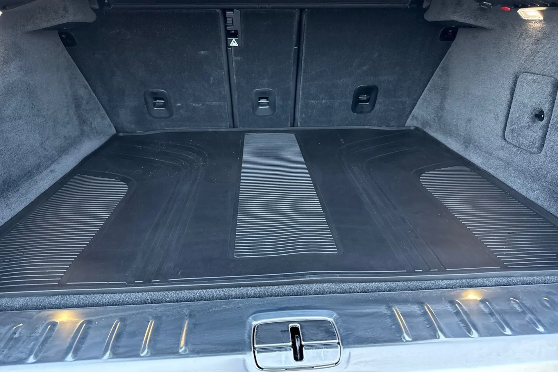 Aston Martin DBX thumbnail image number 23