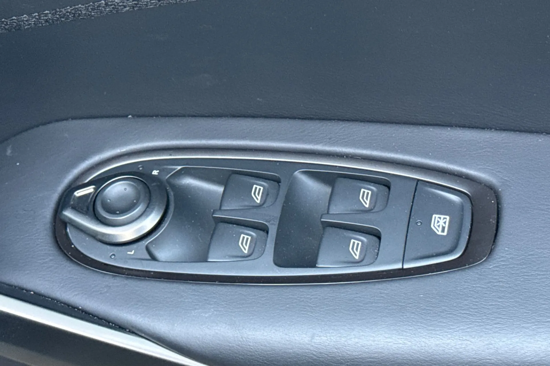 Aston Martin DBX thumbnail image number 39