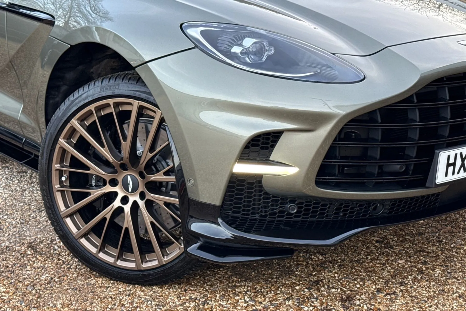 Aston Martin DBX thumbnail image number 7