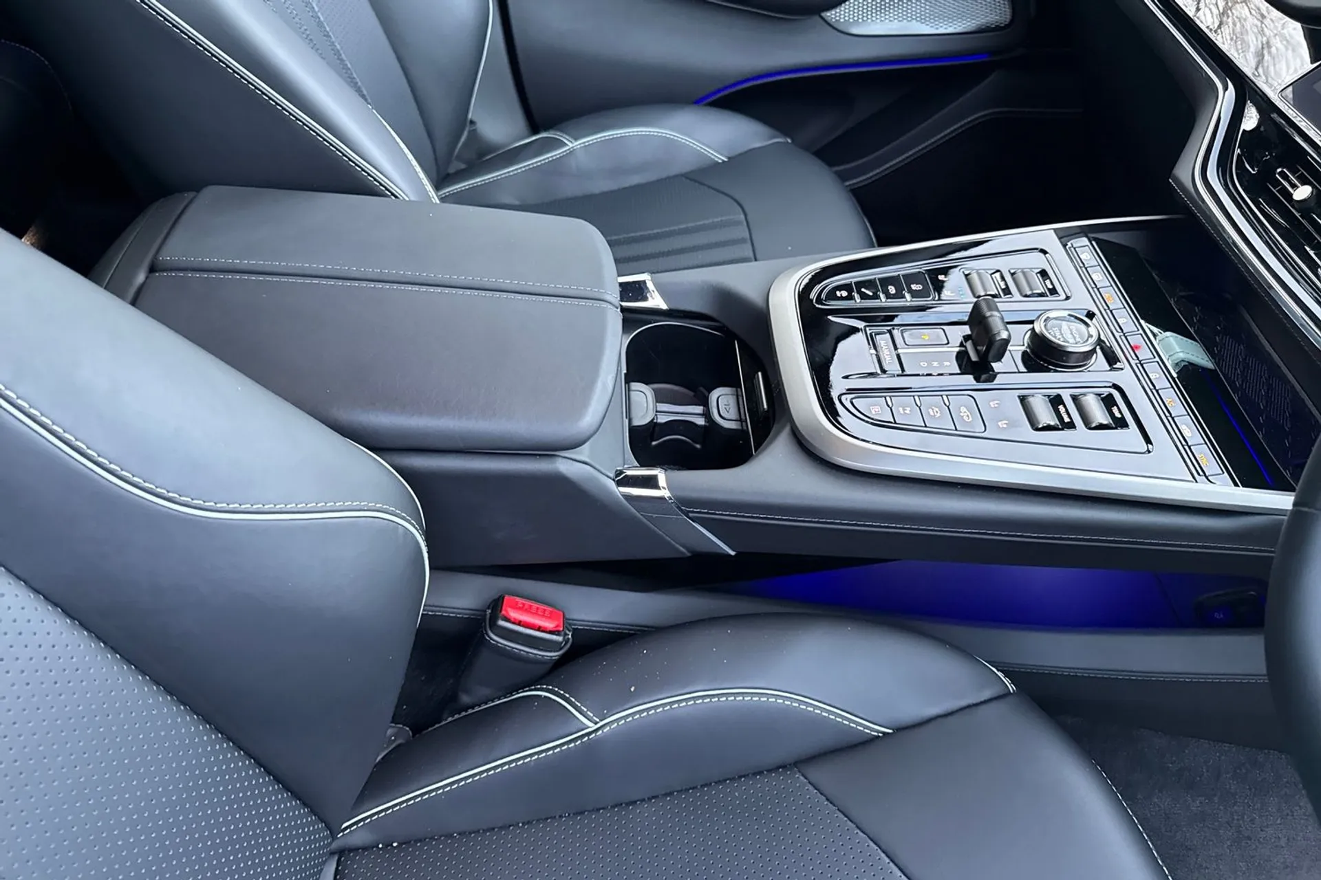 Aston Martin DBX thumbnail image number 28