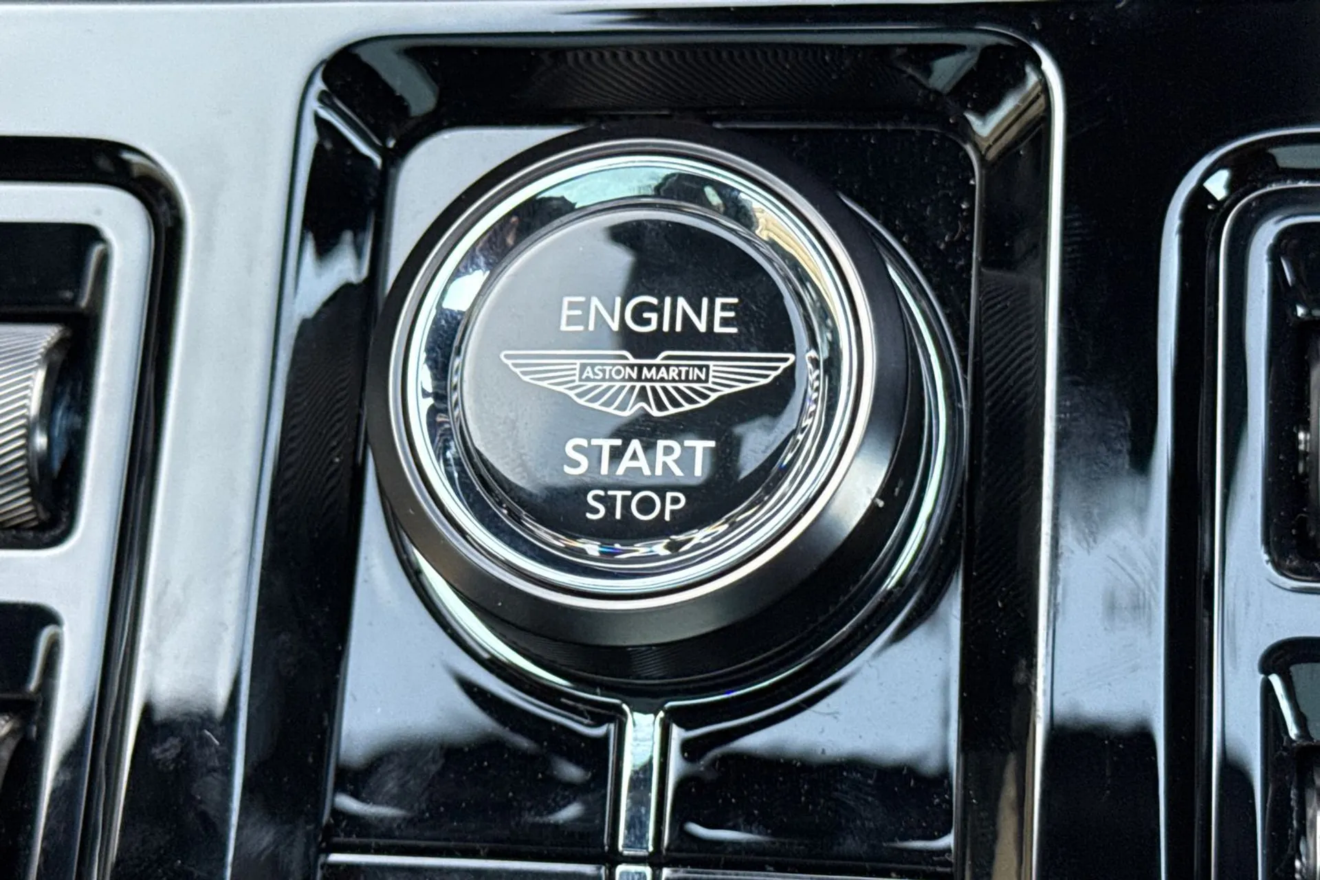 Aston Martin DBX thumbnail image number 56