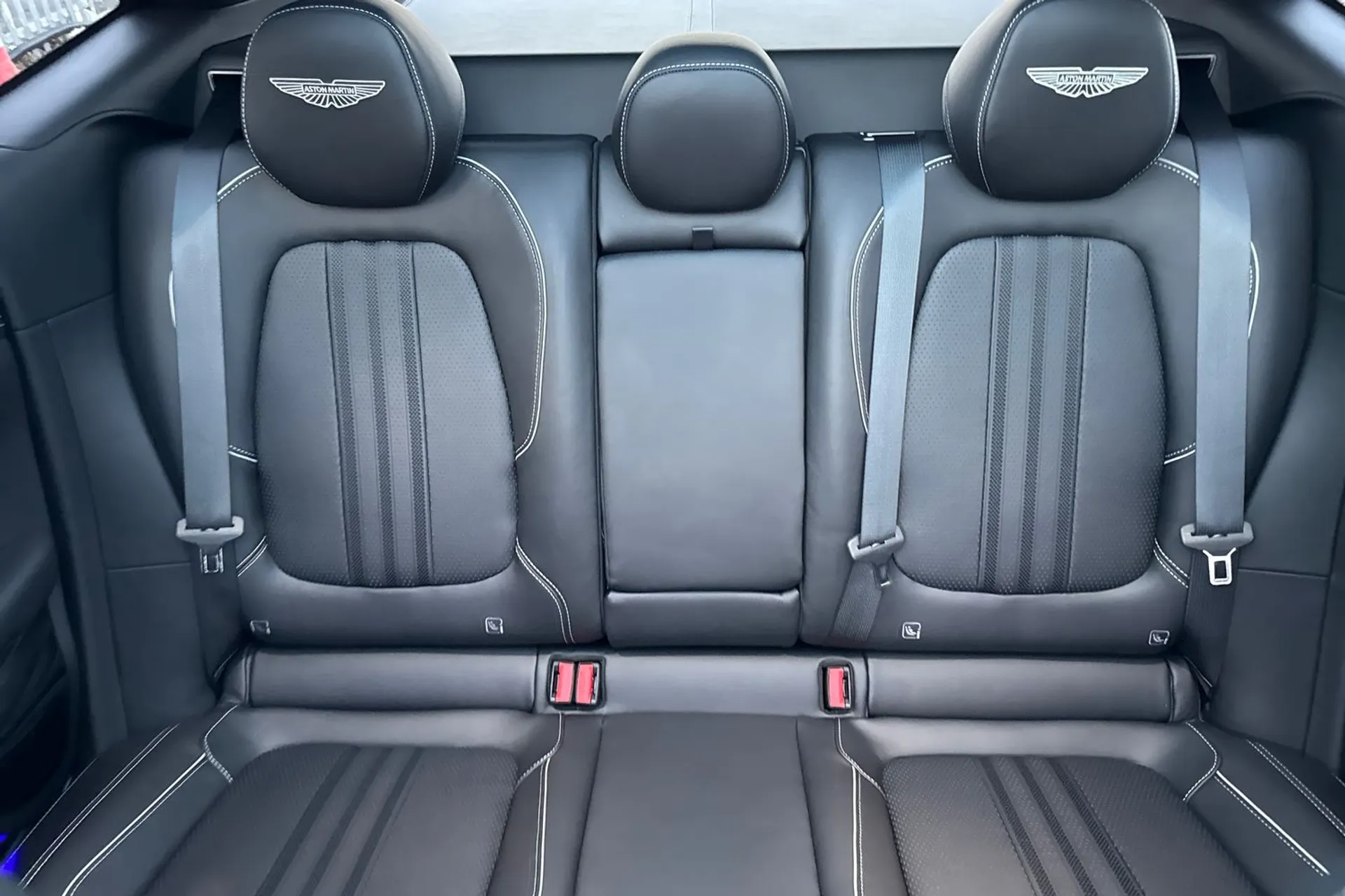 Aston Martin DBX thumbnail image number 40