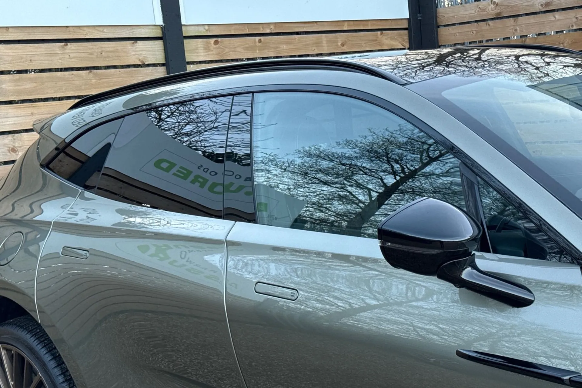 Aston Martin DBX thumbnail image number 15