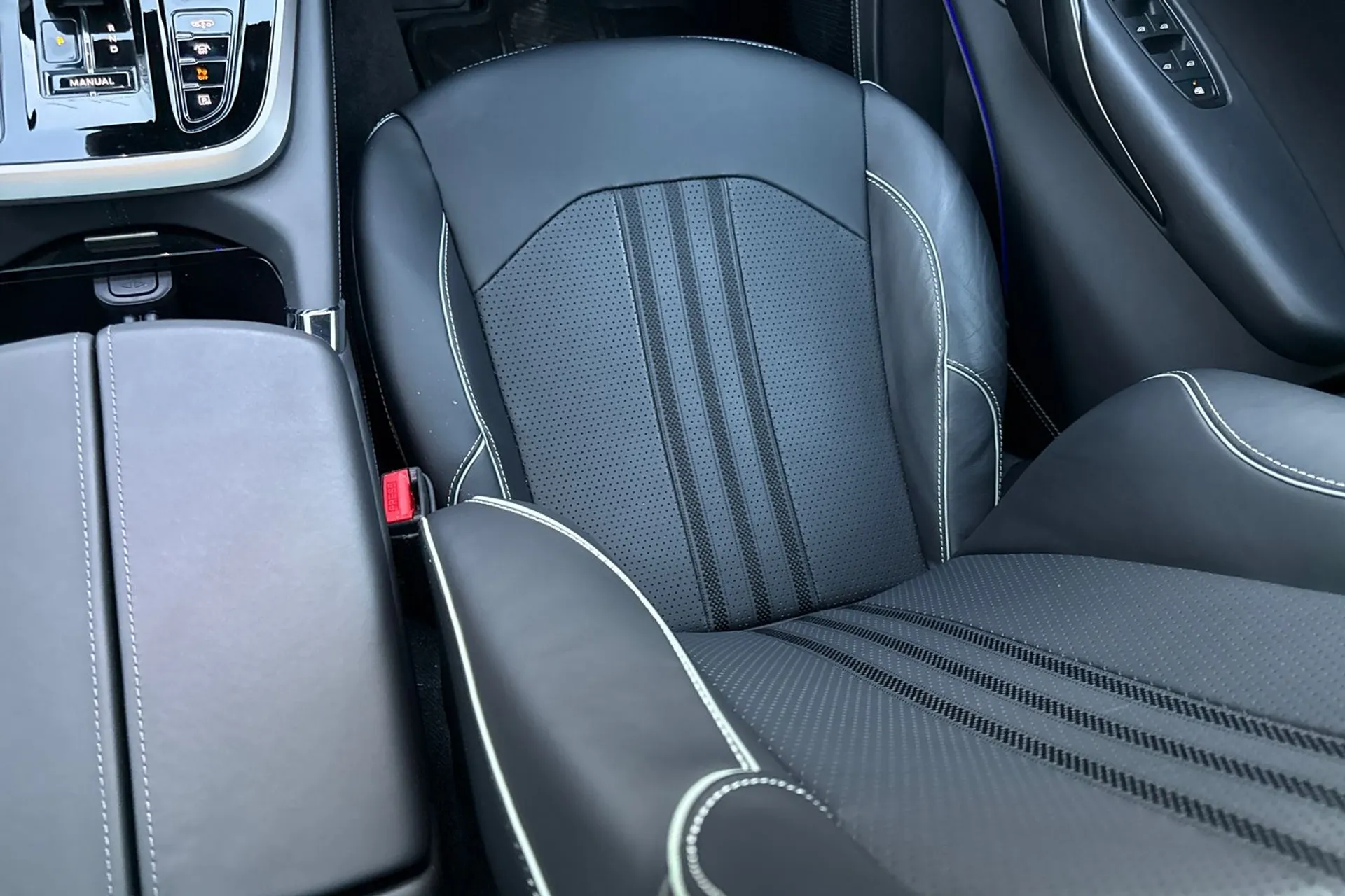 Aston Martin DBX thumbnail image number 45