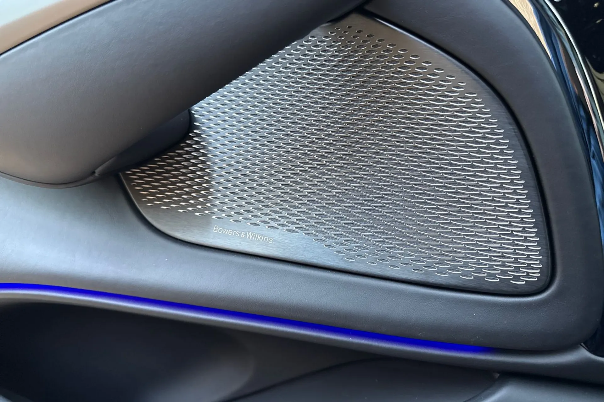 Aston Martin DBX thumbnail image number 62