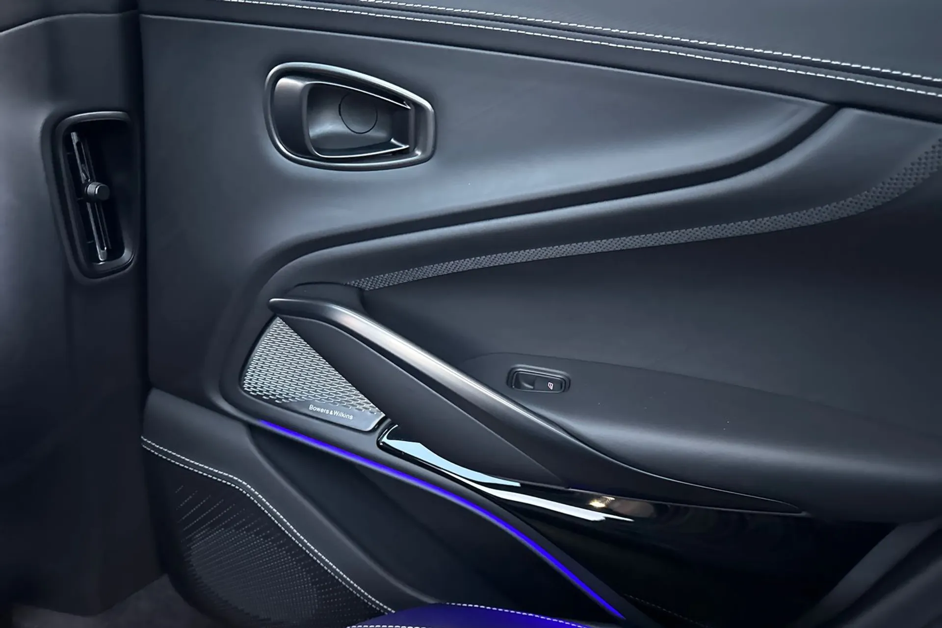 Aston Martin DBX thumbnail image number 65