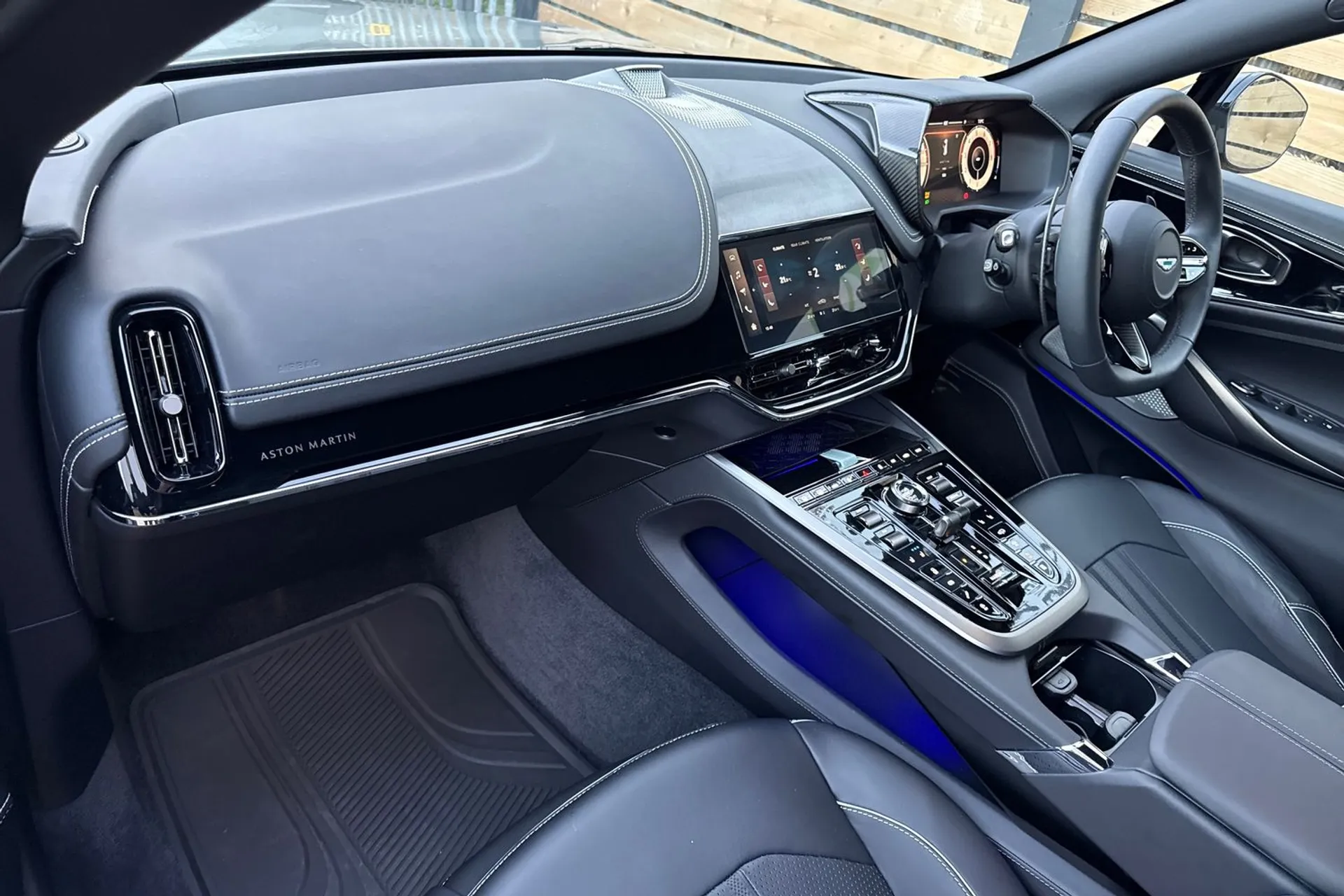 Aston Martin DBX thumbnail image number 32