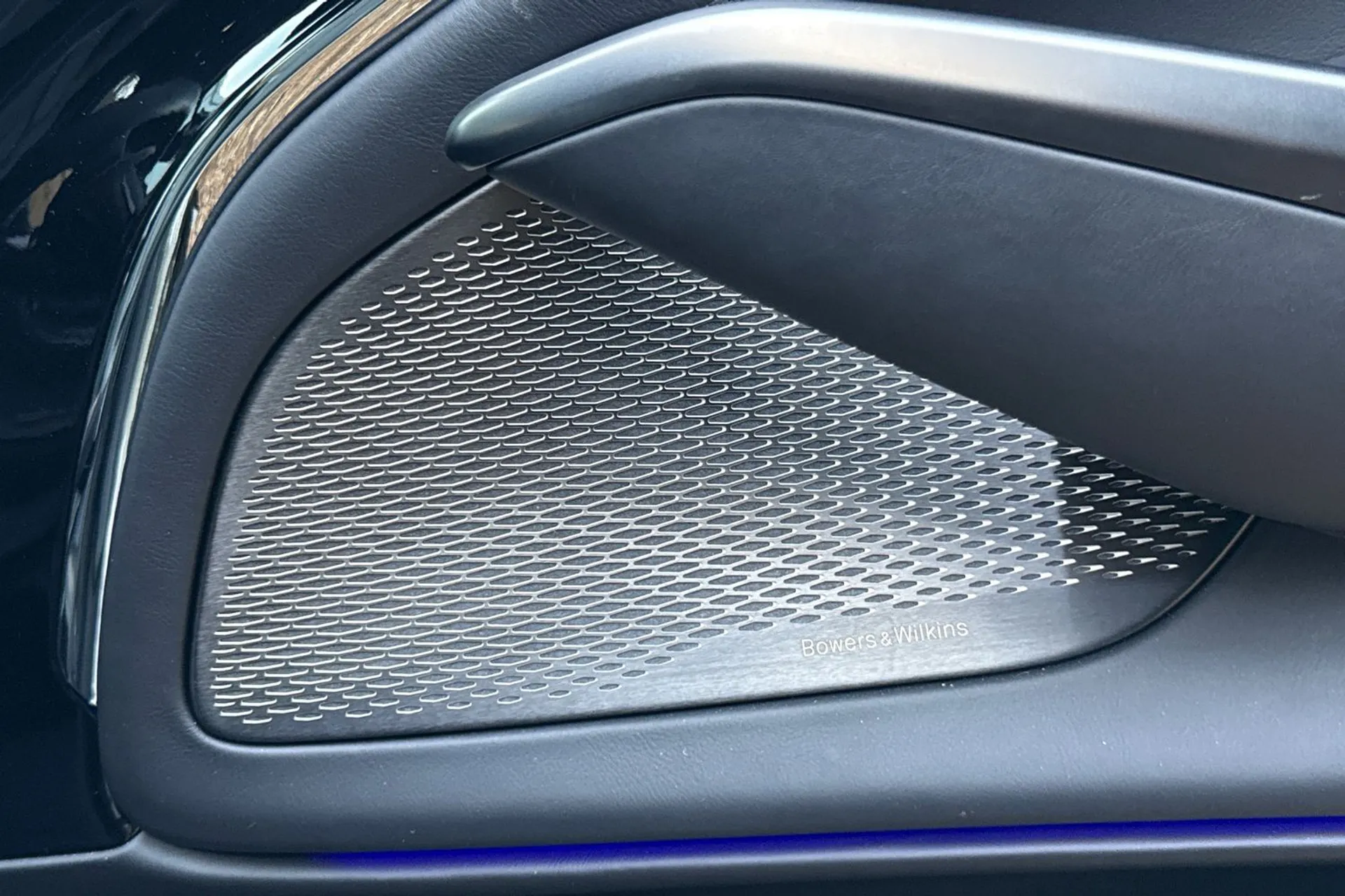 Aston Martin DBX thumbnail image number 41