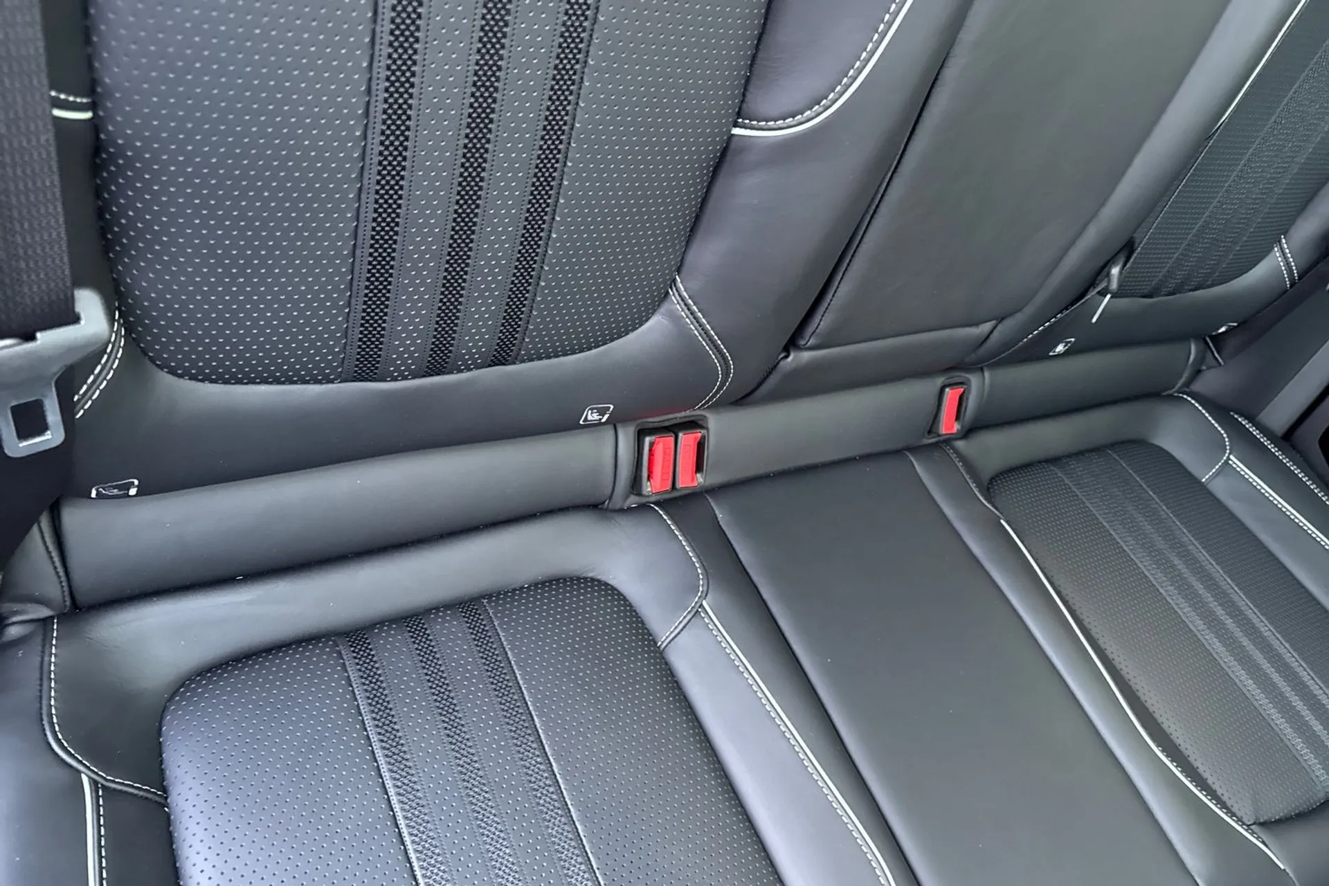 Aston Martin DBX thumbnail image number 27