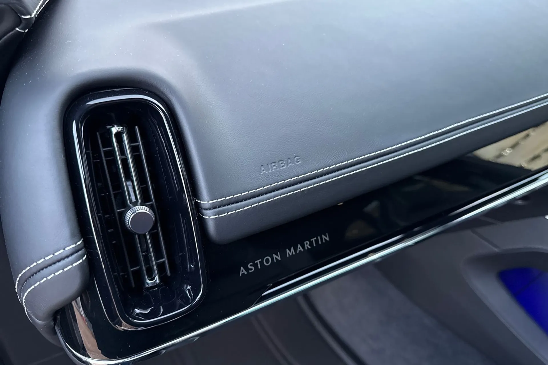 Aston Martin DBX thumbnail image number 61