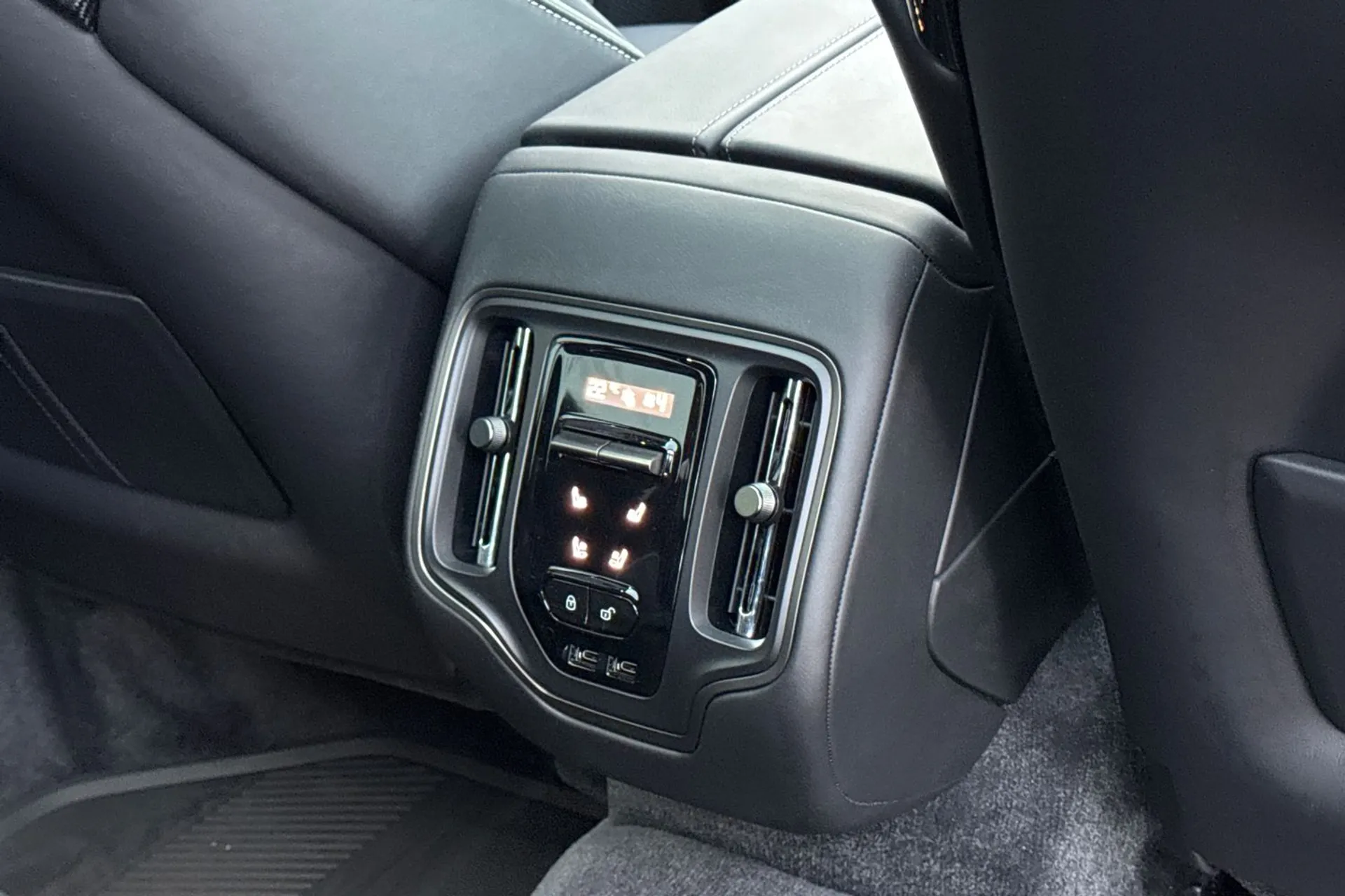 Aston Martin DBX thumbnail image number 48