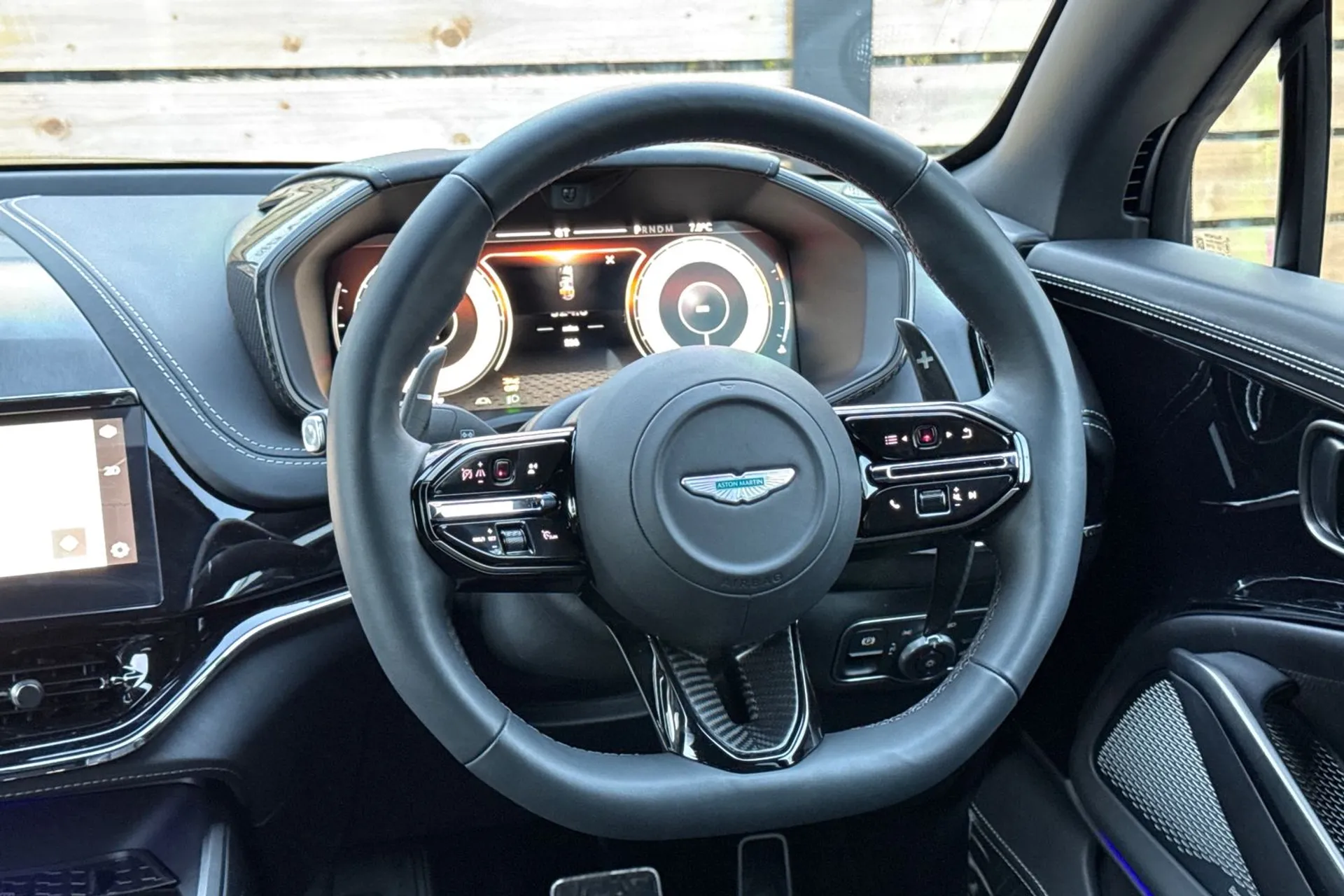 Aston Martin DBX thumbnail image number 47