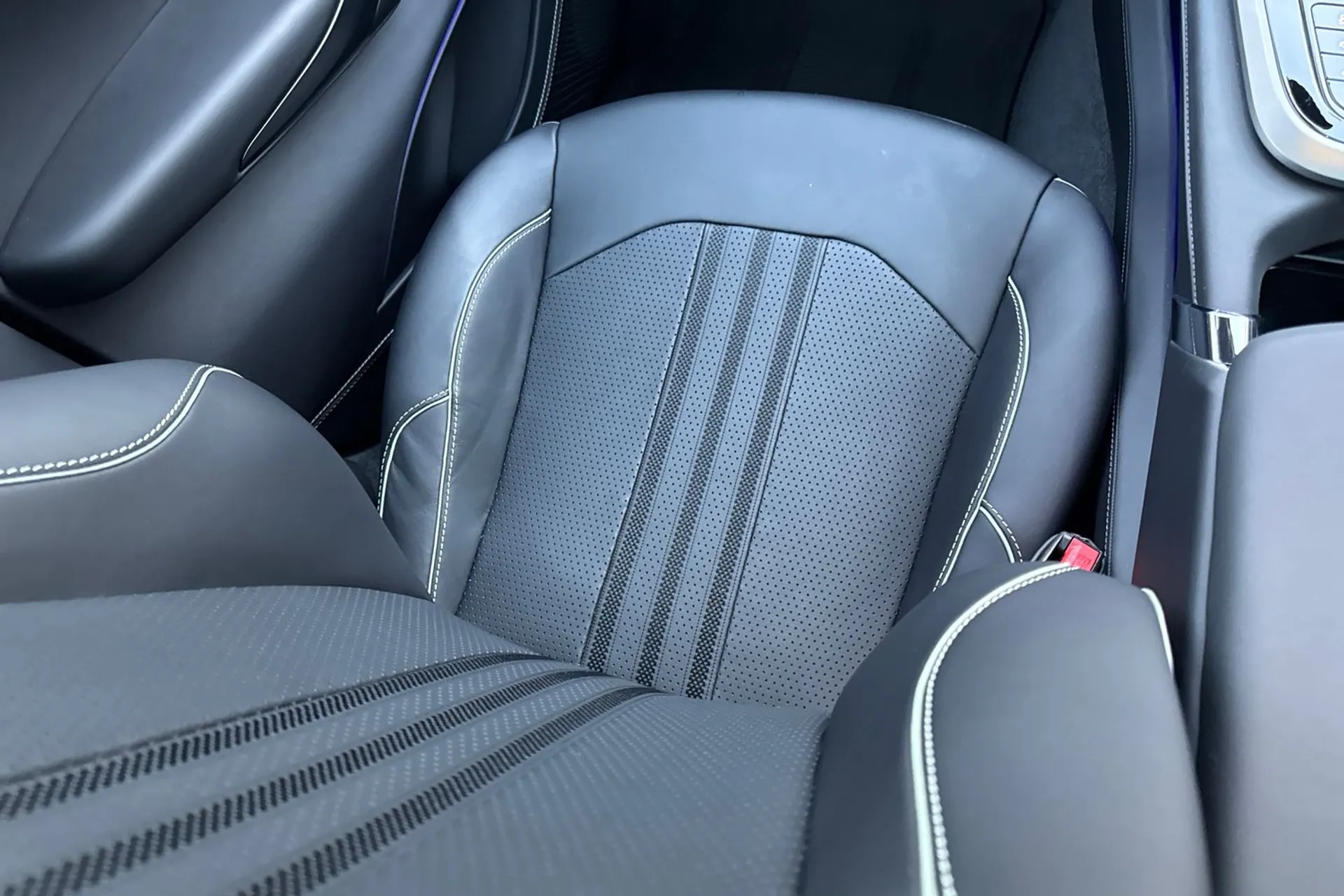 Aston Martin DBX thumbnail image number 43