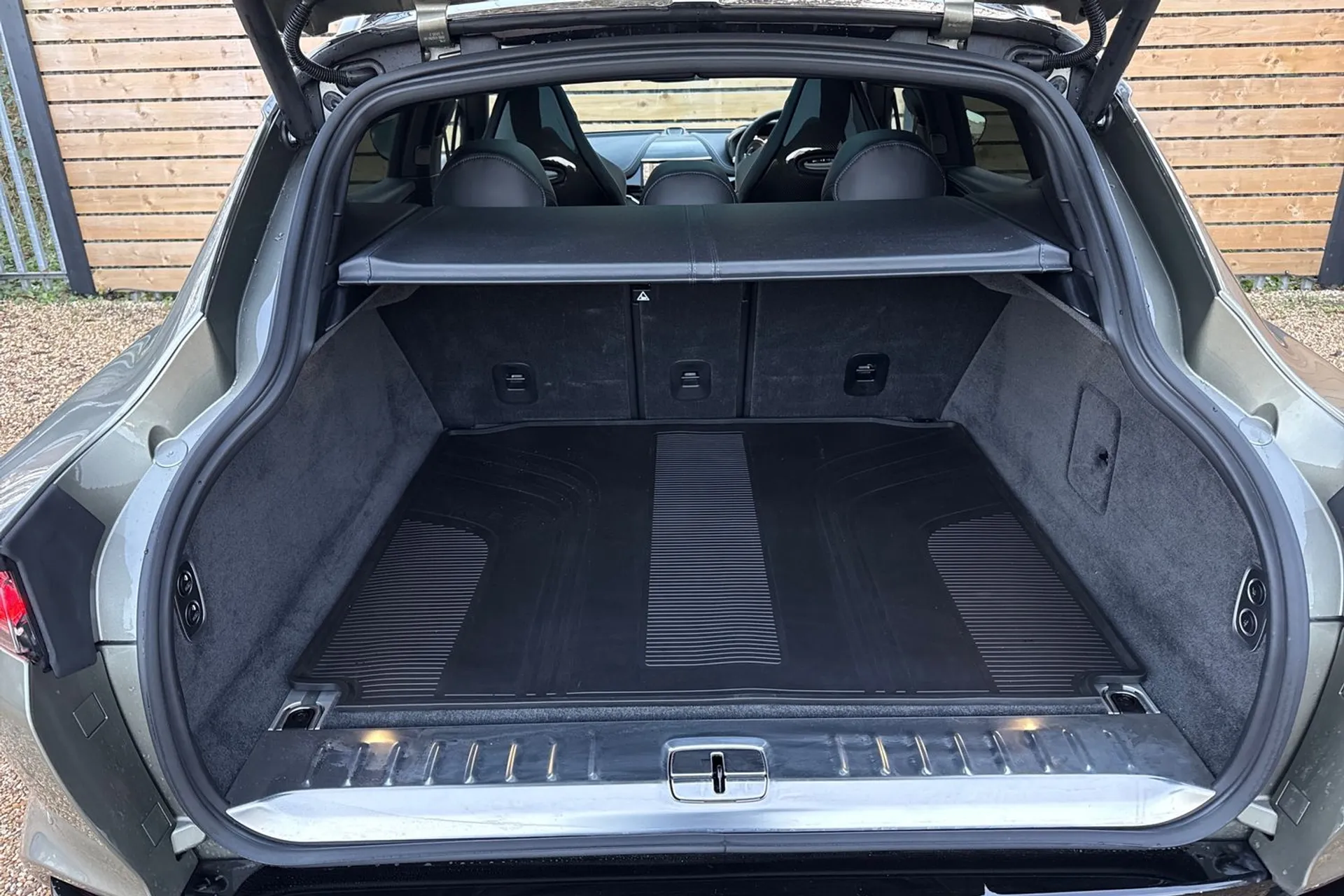 Aston Martin DBX thumbnail image number 21